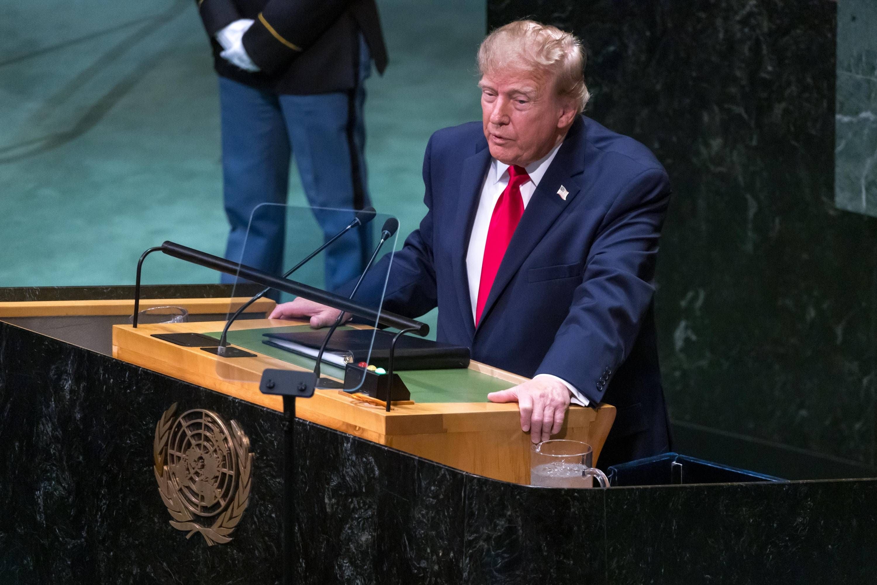 Ein Mann im Anzug spricht am Rednerpult der Vereinten Nationen in einem Sitzungssaal.