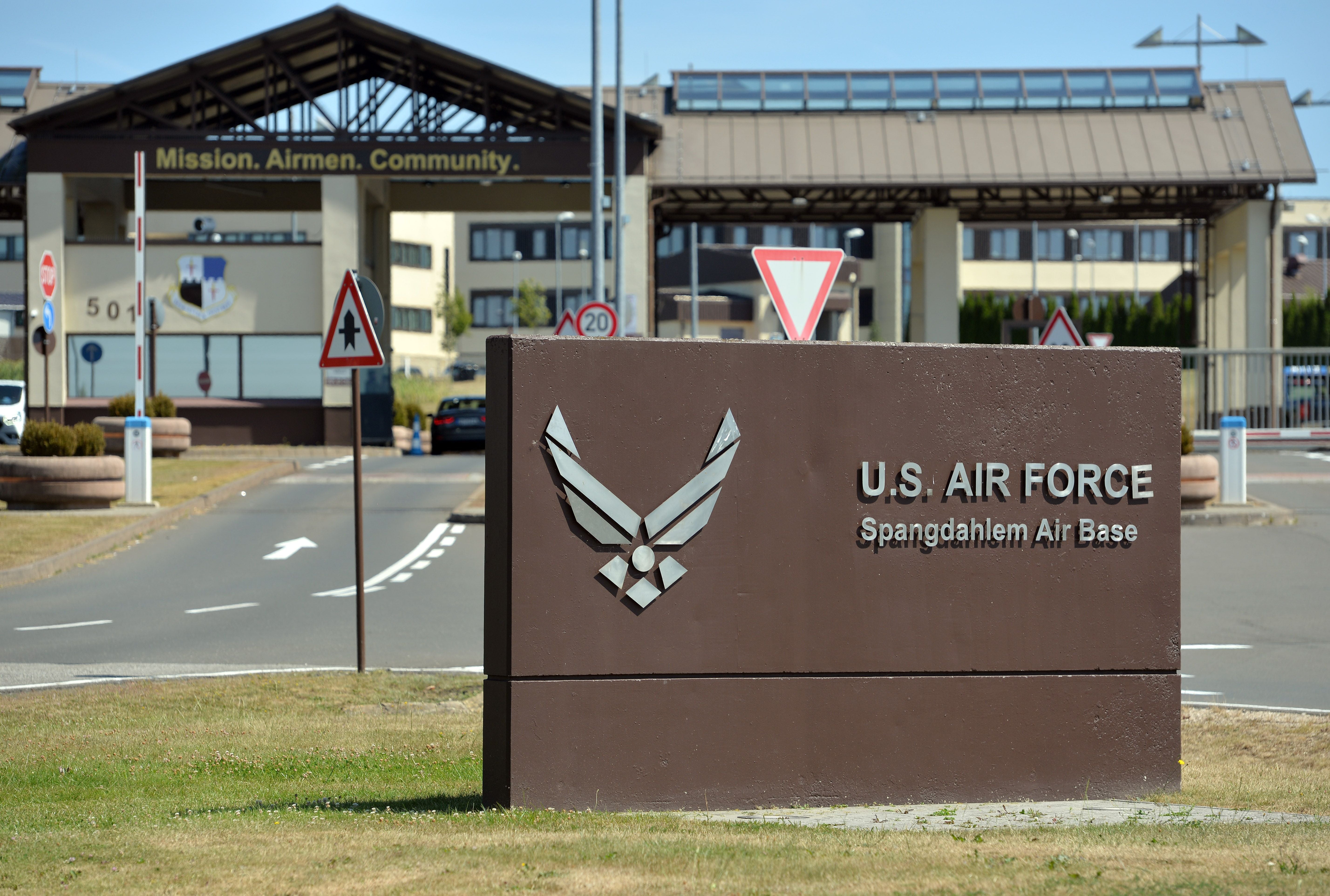 Eingang der US Air Force Basis Spangdahlem mit großem Schild und Zufahrtsstraße.