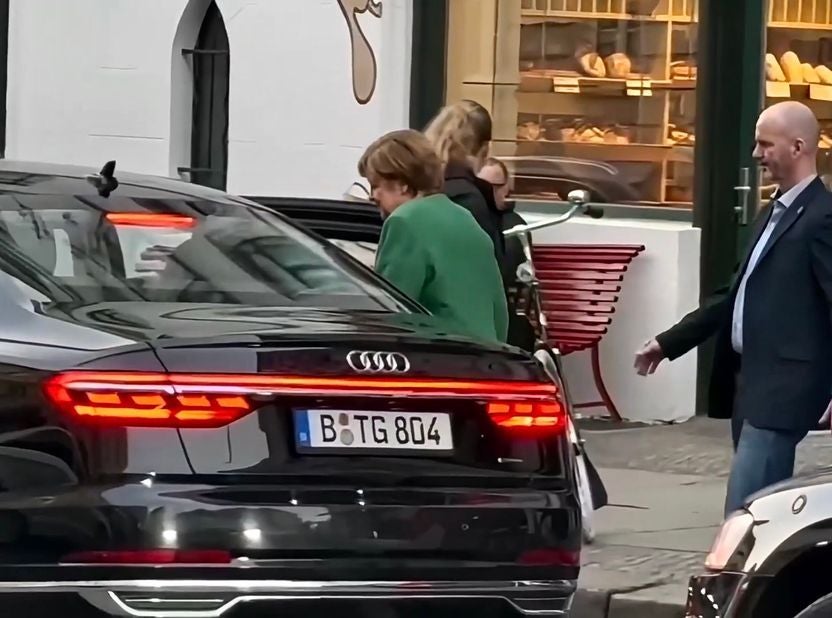 Angela Merkel beim Brötchenkauf.