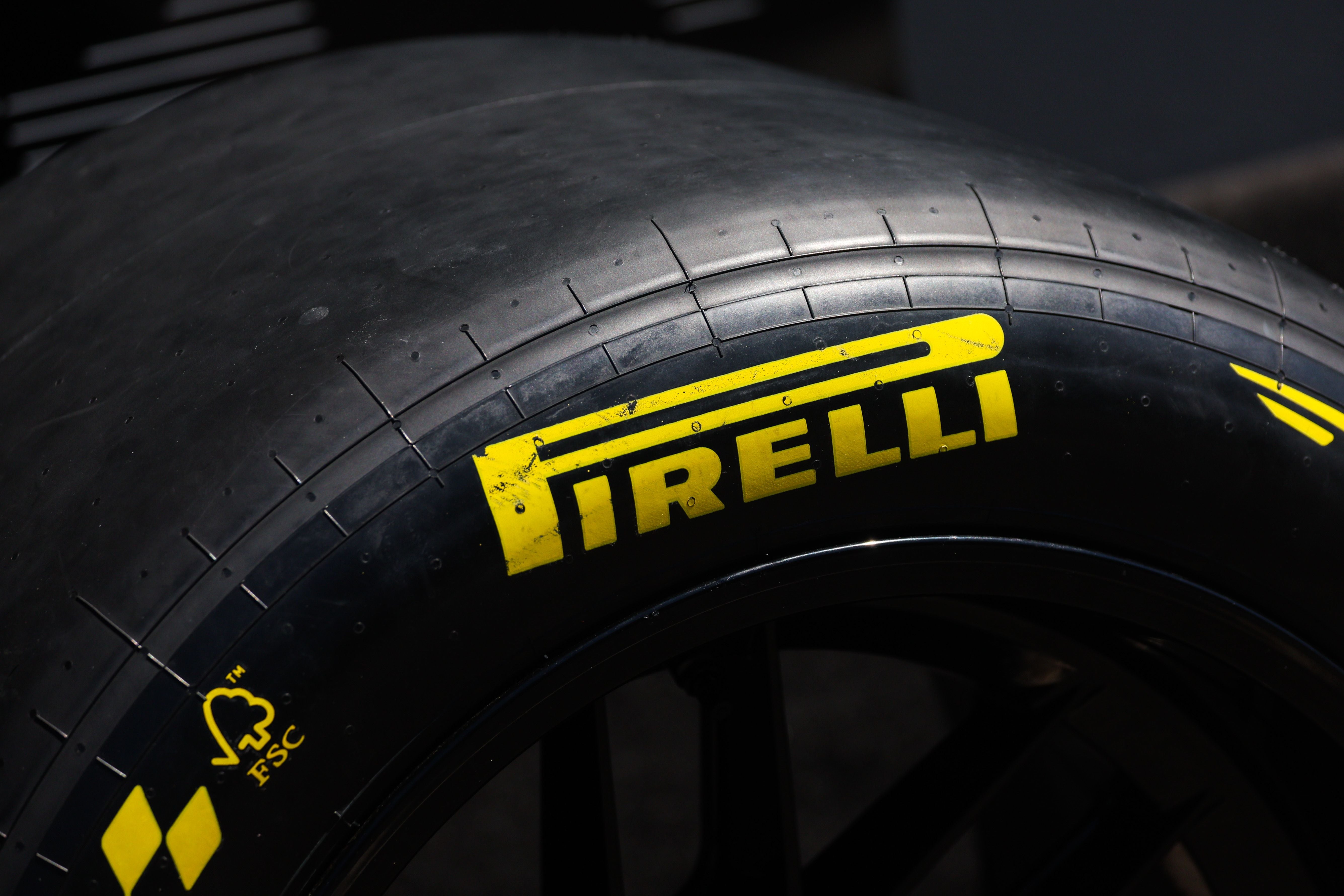 Nahaufnahme eines Pirelli-Reifen mit gelbem Logo bei einem Formel-1-Rennen.