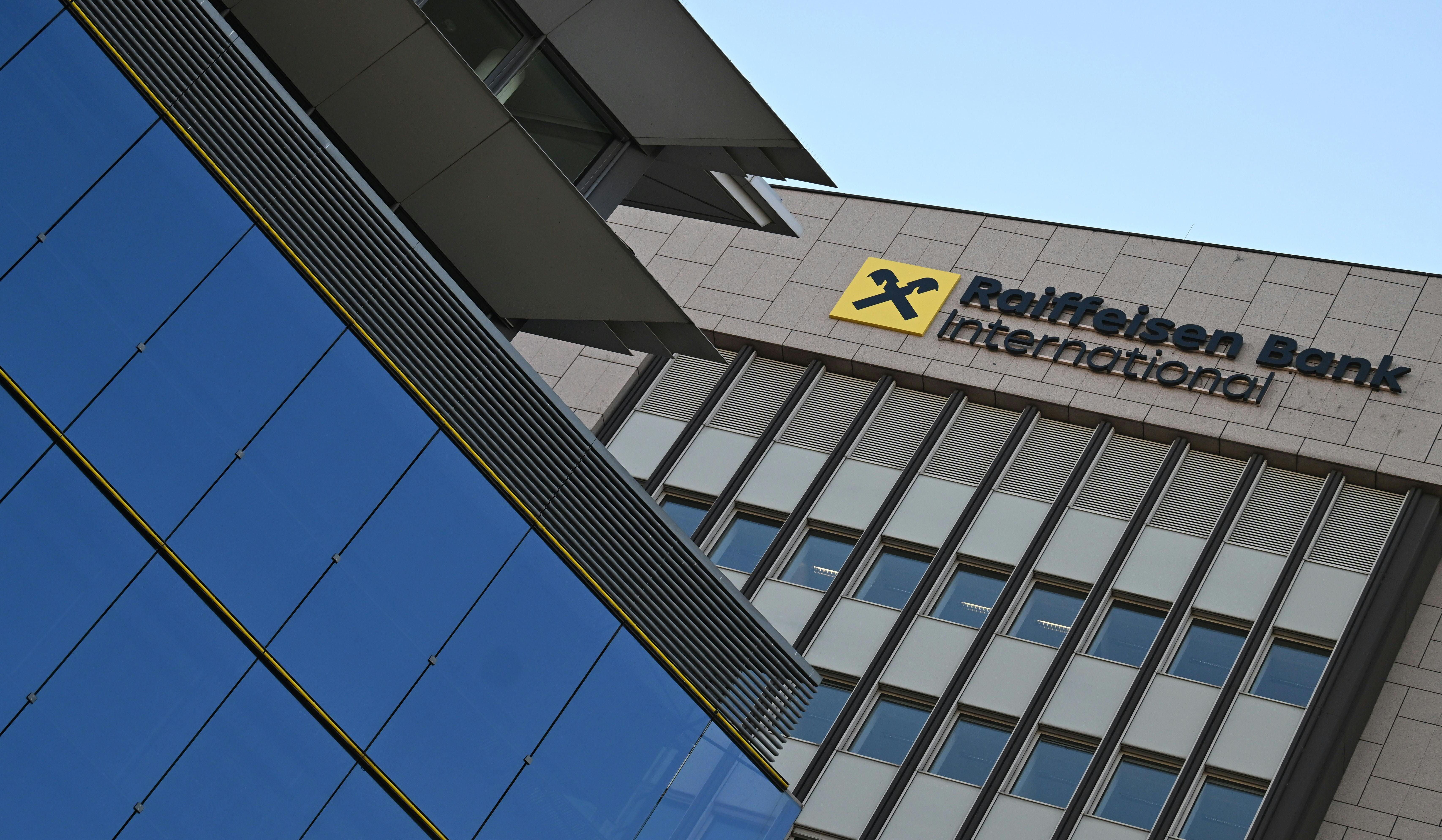 Das Gebäude der Raiffeisen Bank International in Wien mit Firmenlogo an der Fassade.