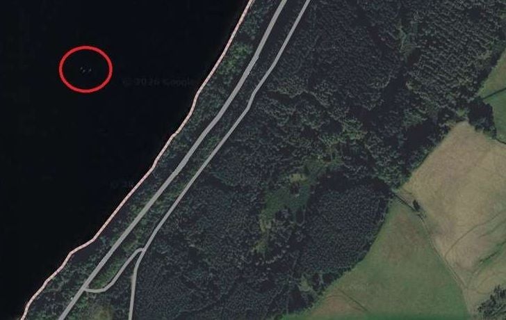 Satellitenbild eines Sees mit einem roten Kreis im Wasser, der auf Nessie hinweist.