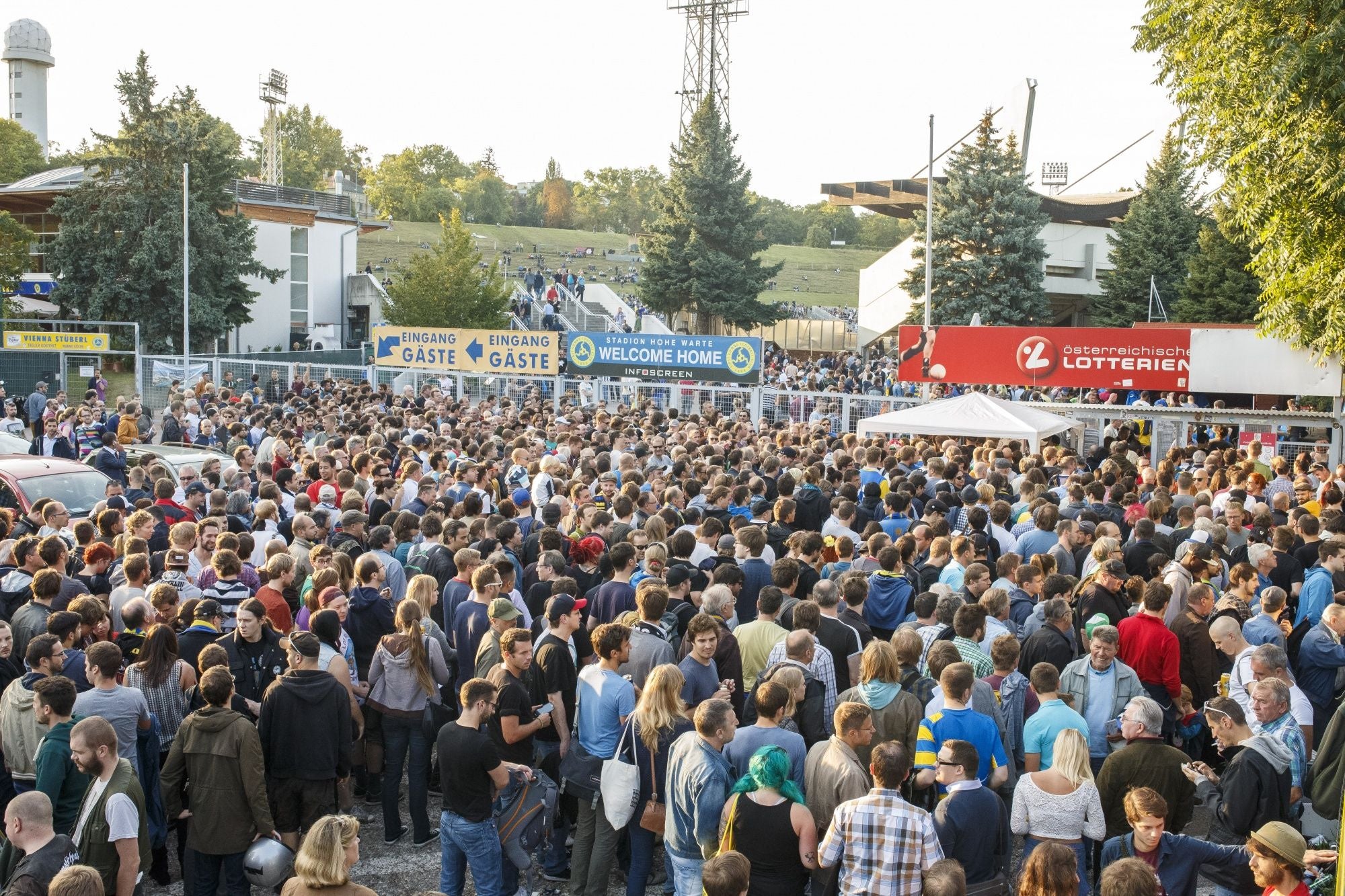 Viele Menschenmenge steht vor dem Stadioneingang Hohen Warte beim Spiel des First Vienna FC.