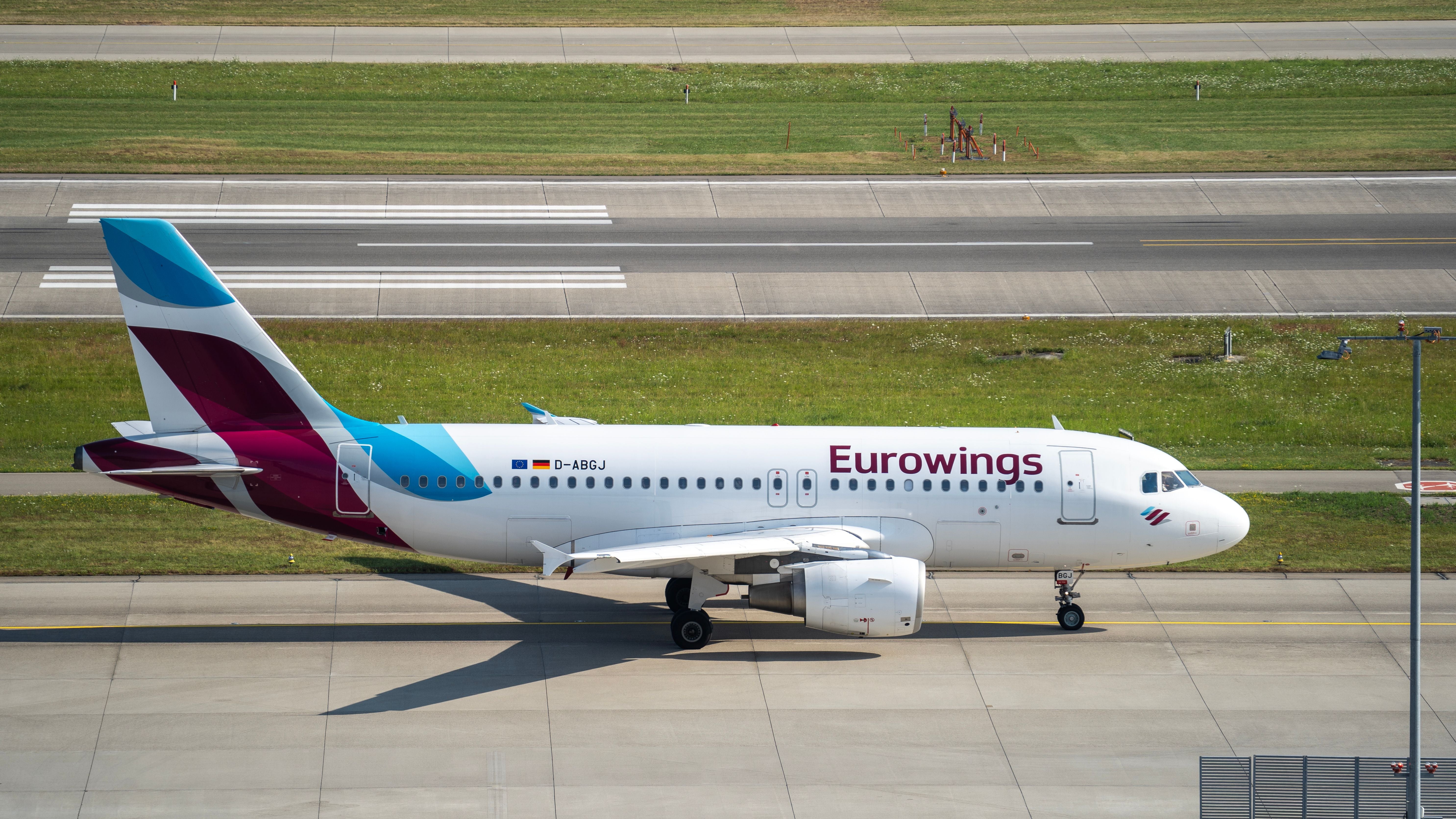 Ein Eurowings Airbus A319 rollt auf dem Vorfeld des Flughafens Zürich.