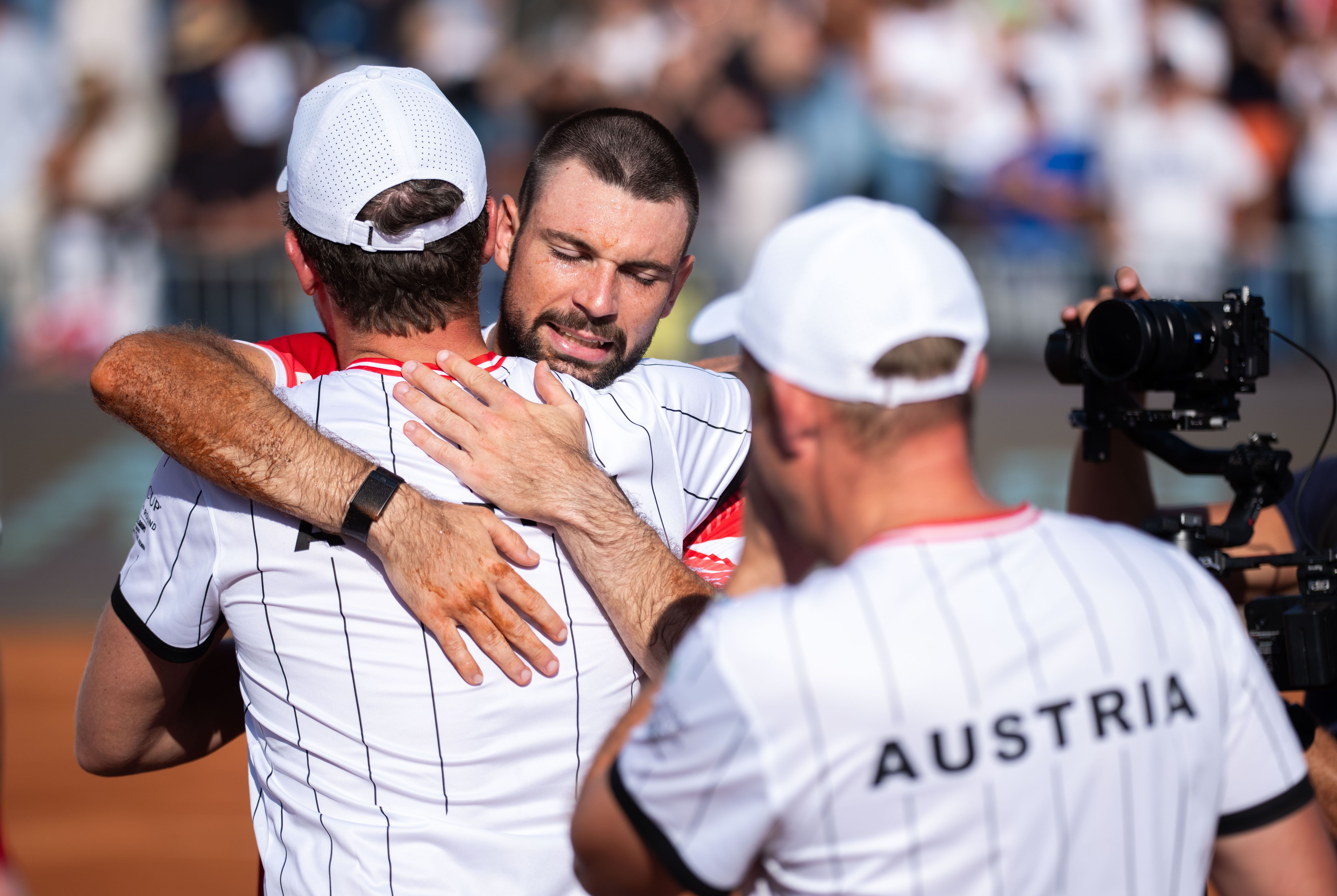 ABD0085_20260919 - WIEN - ÖSTERREICH: Jurij Rodionov (AUT) jubelt mit seinem Team über seinen Sieg am Samstag, 19. September 2026, nach dem Spiel zwischen Jurij Rodionov (AUT) und Zizou Bergs (BEL) im Rahmen der 2. Davis Cup Qualifikationsrunde zwischen Österreich und Belgien in Wien. - FOTO: APA/GEORG HOCHMUTH
