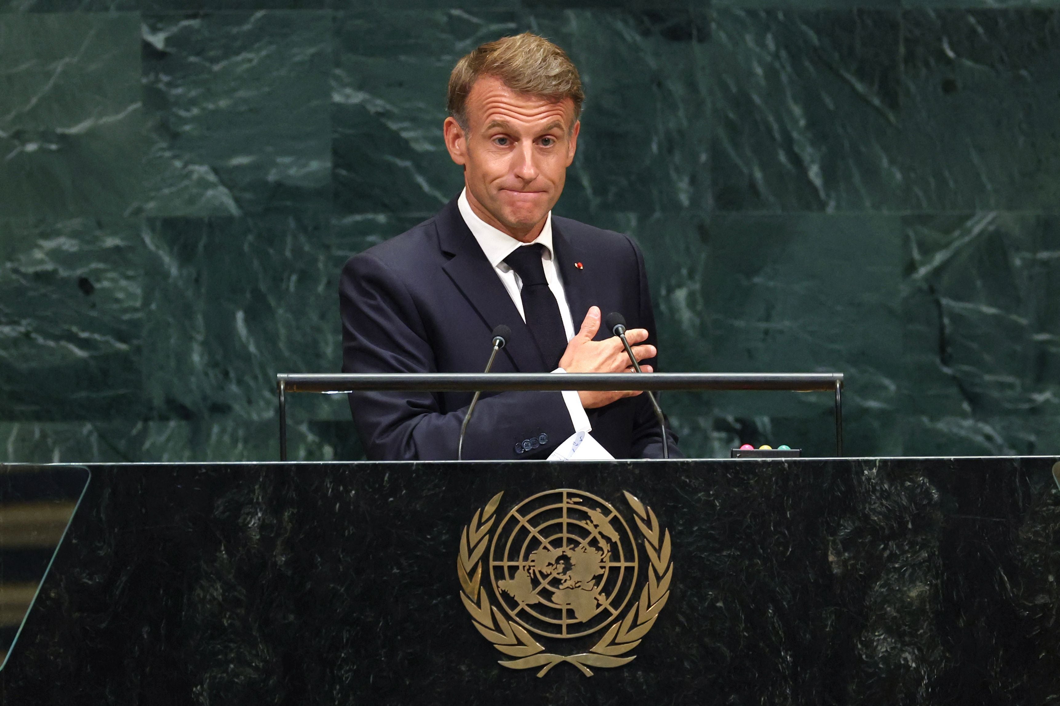 Ein Mann im Anzug spricht am Rednerpult der Vereinten Nationen.