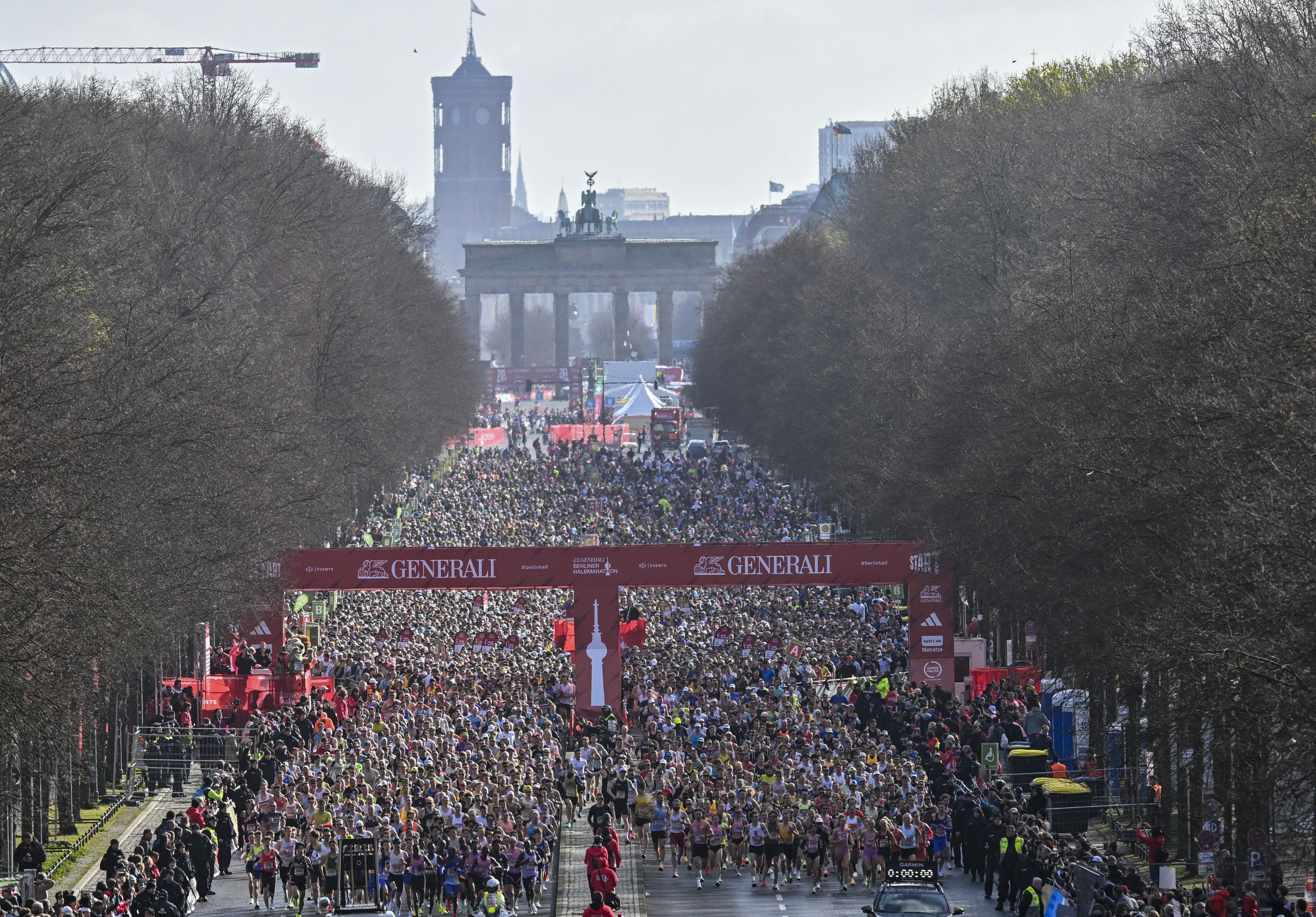 Tausende Läufer starten beim Generali Halbmarathon am Brandenburger Tor in Berlin.