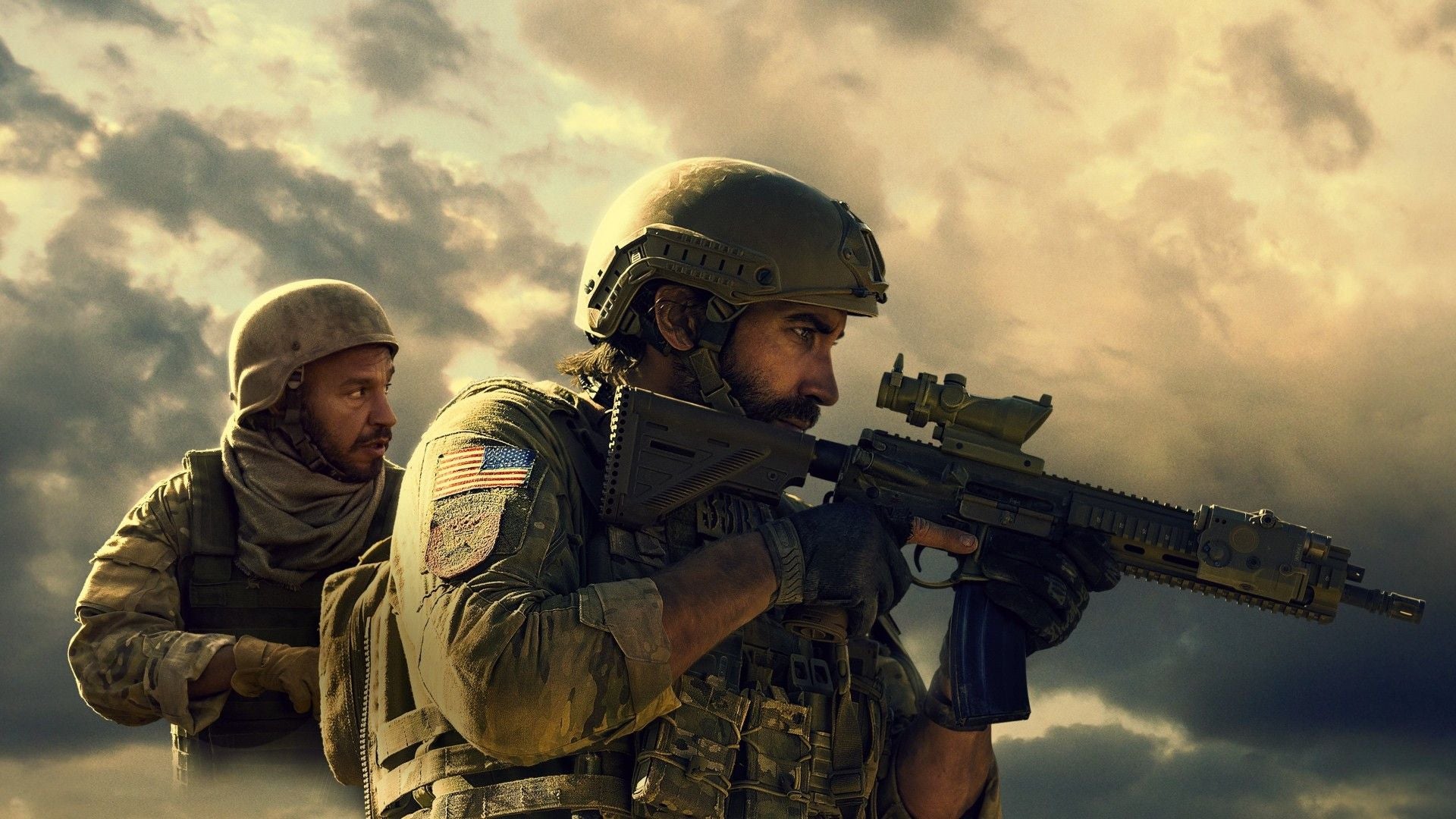 Zwei Soldaten in voller Ausrüstung, einer zielt mit Gewehr, dramatischer Himmel im Hintergrund.