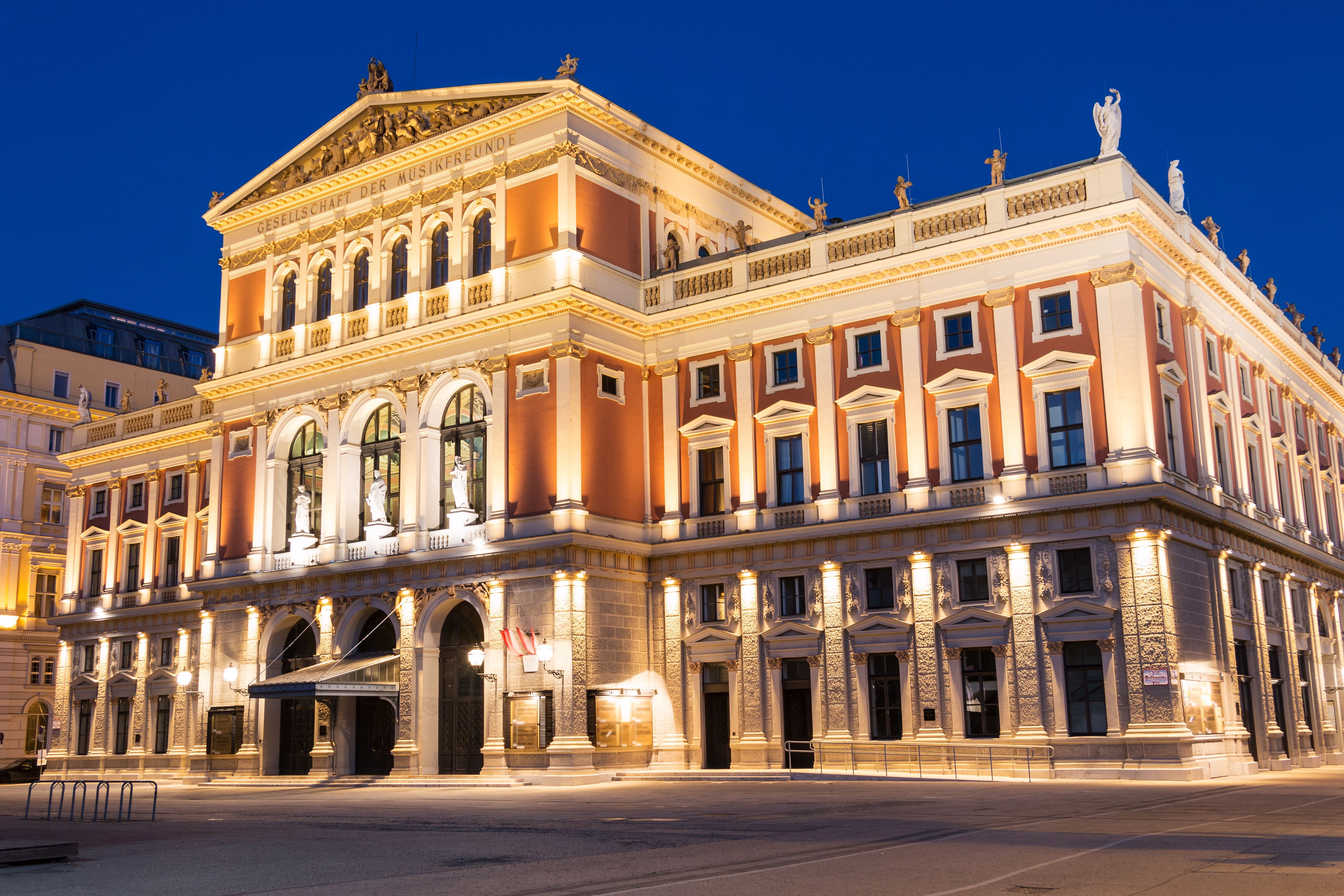 Abendliche Ansicht des beleuchteten Wiener Musikvereins in Wien.