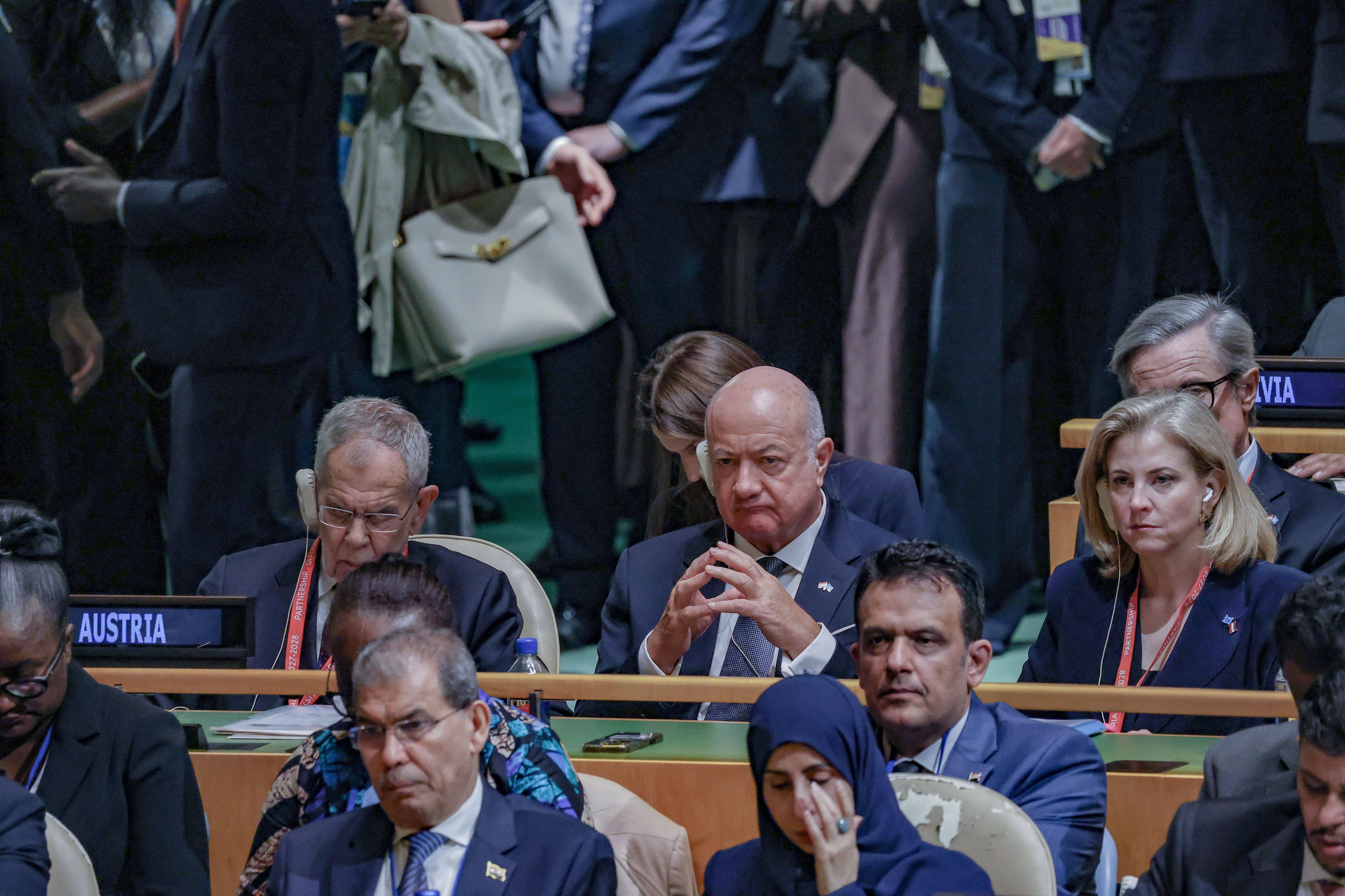 Menschen sitzen in einer UN-Versammlung, vorne ein Schild mit der Aufschrift "Austria".