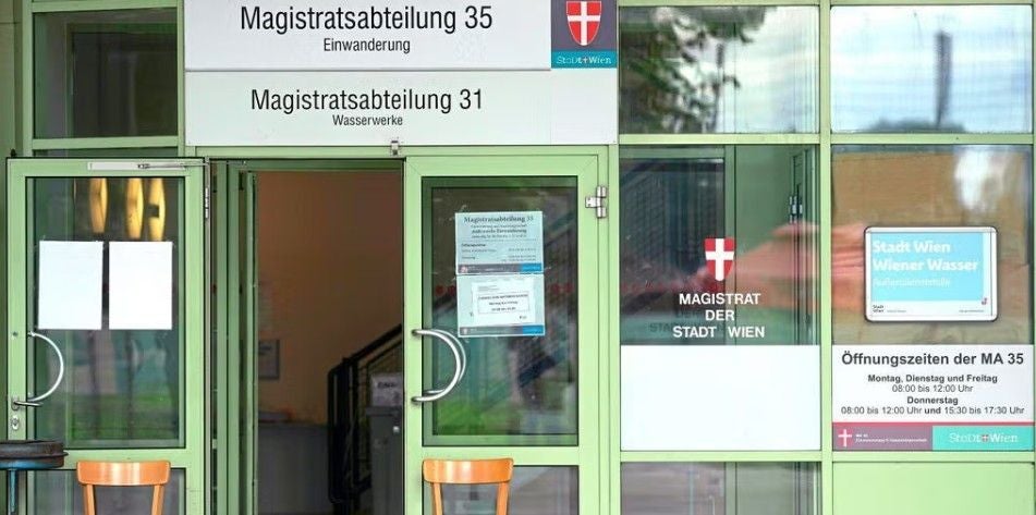 Eingang zur Magistratsabteilung 35 mit geöffneten Türen und zwei Stühlen davor.