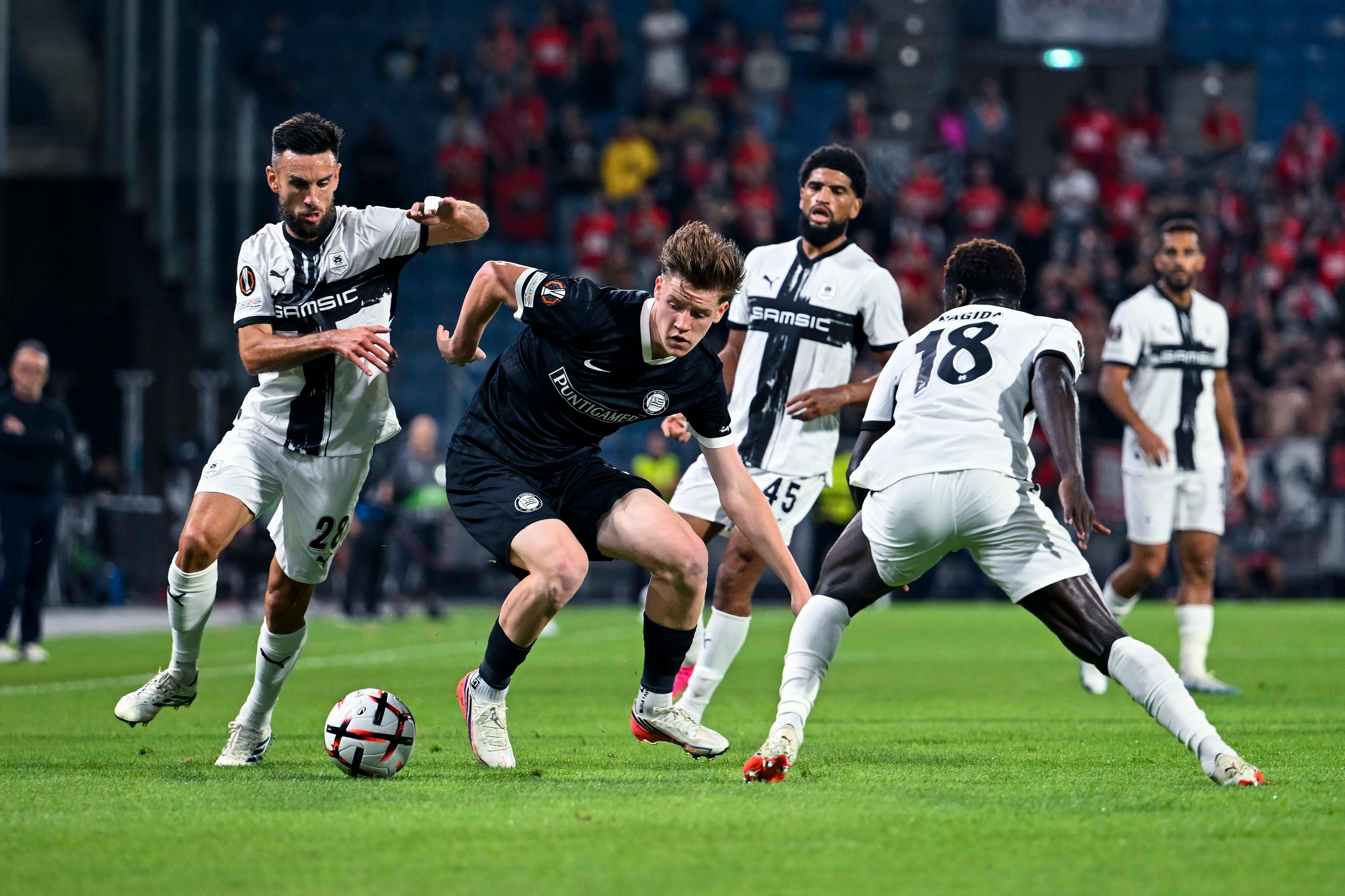 Mehrere Fußballspieler kämpfen während eines Europa League-Spiels um den Ball.