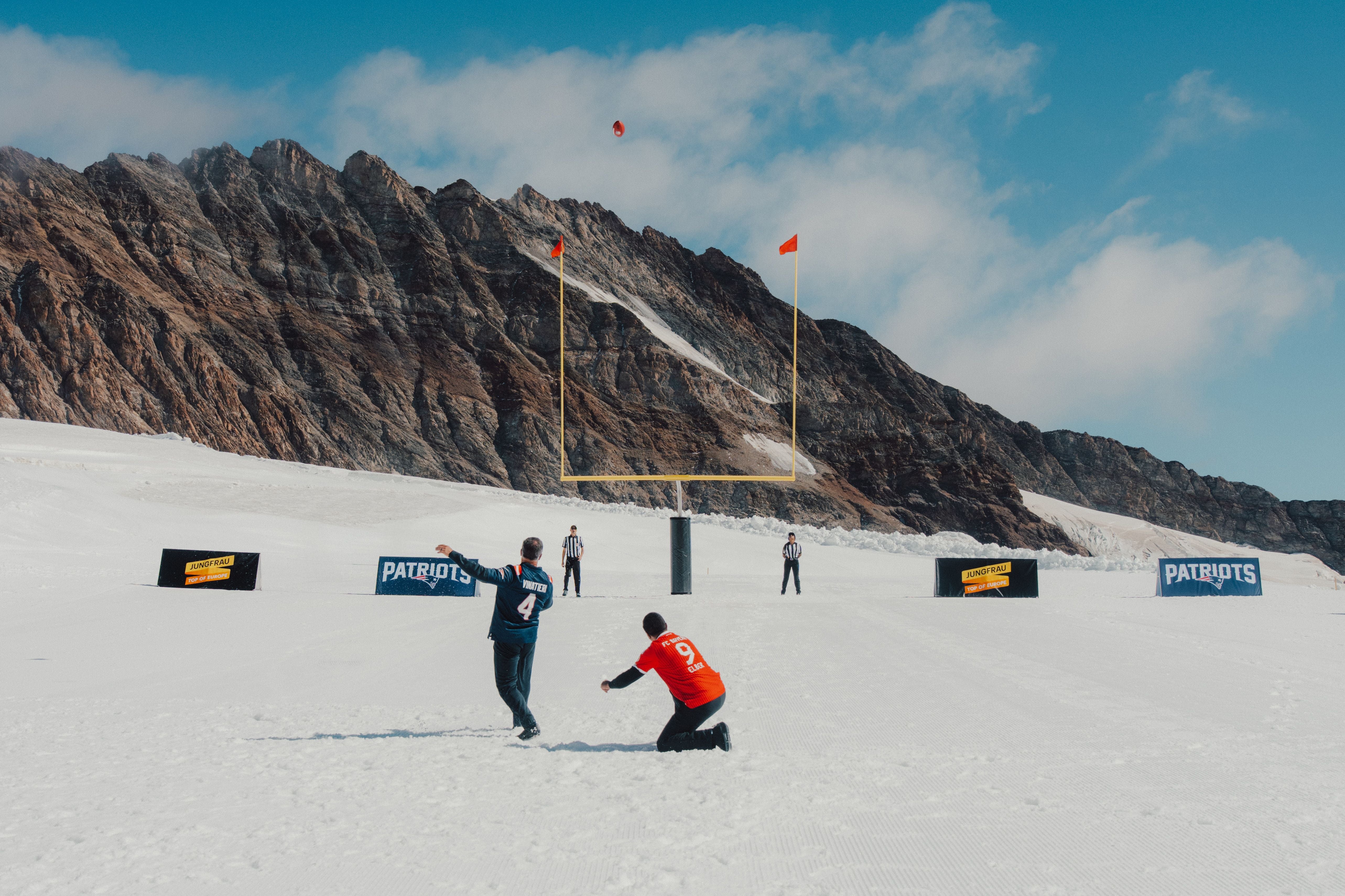 Footballer kickt im Schnee Field-Goal