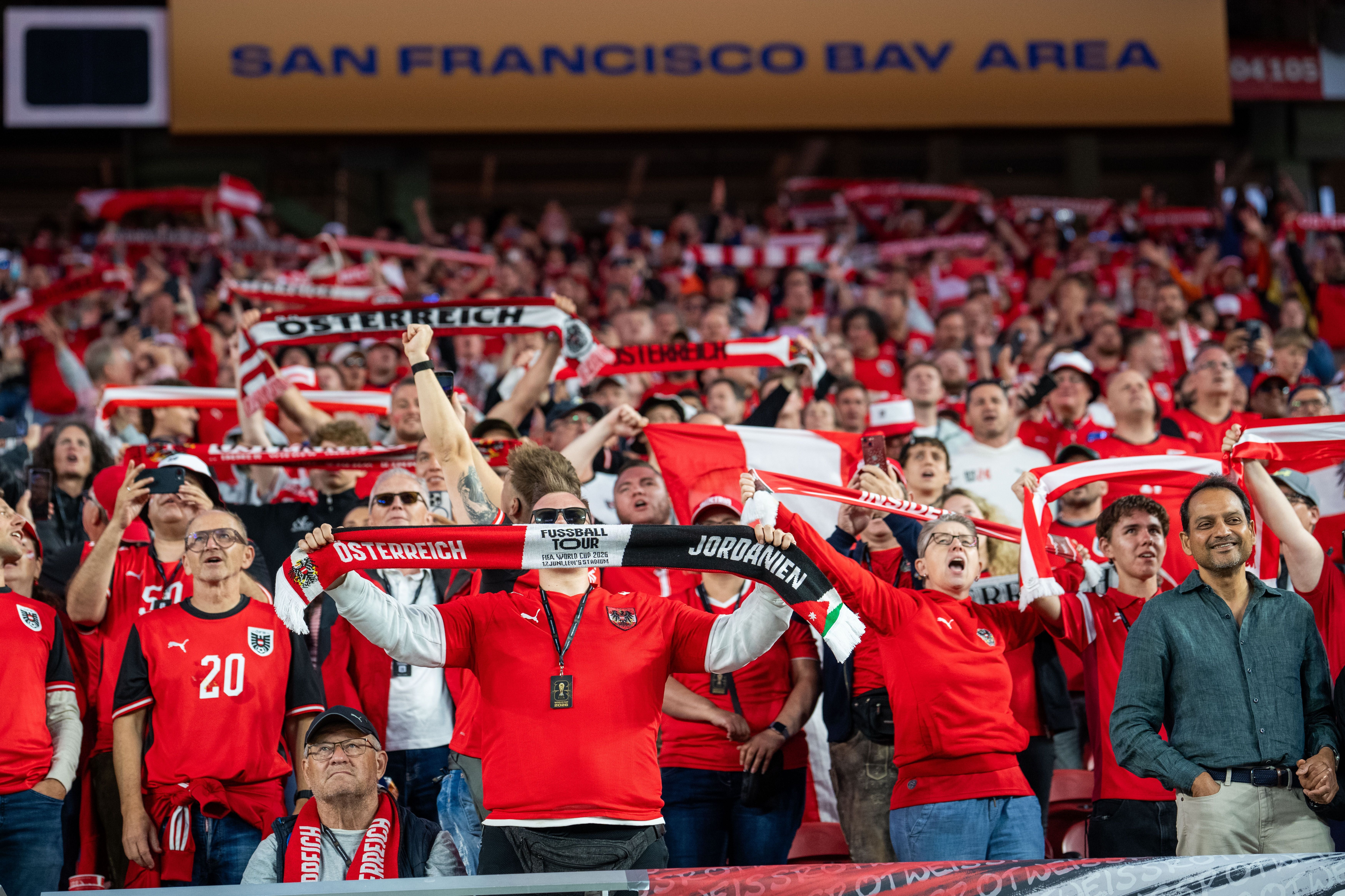 Österreichische Fußballfans jubeln im Stadion mit Schals und Fahnen bei der WM 2026 in Santa Clara.
