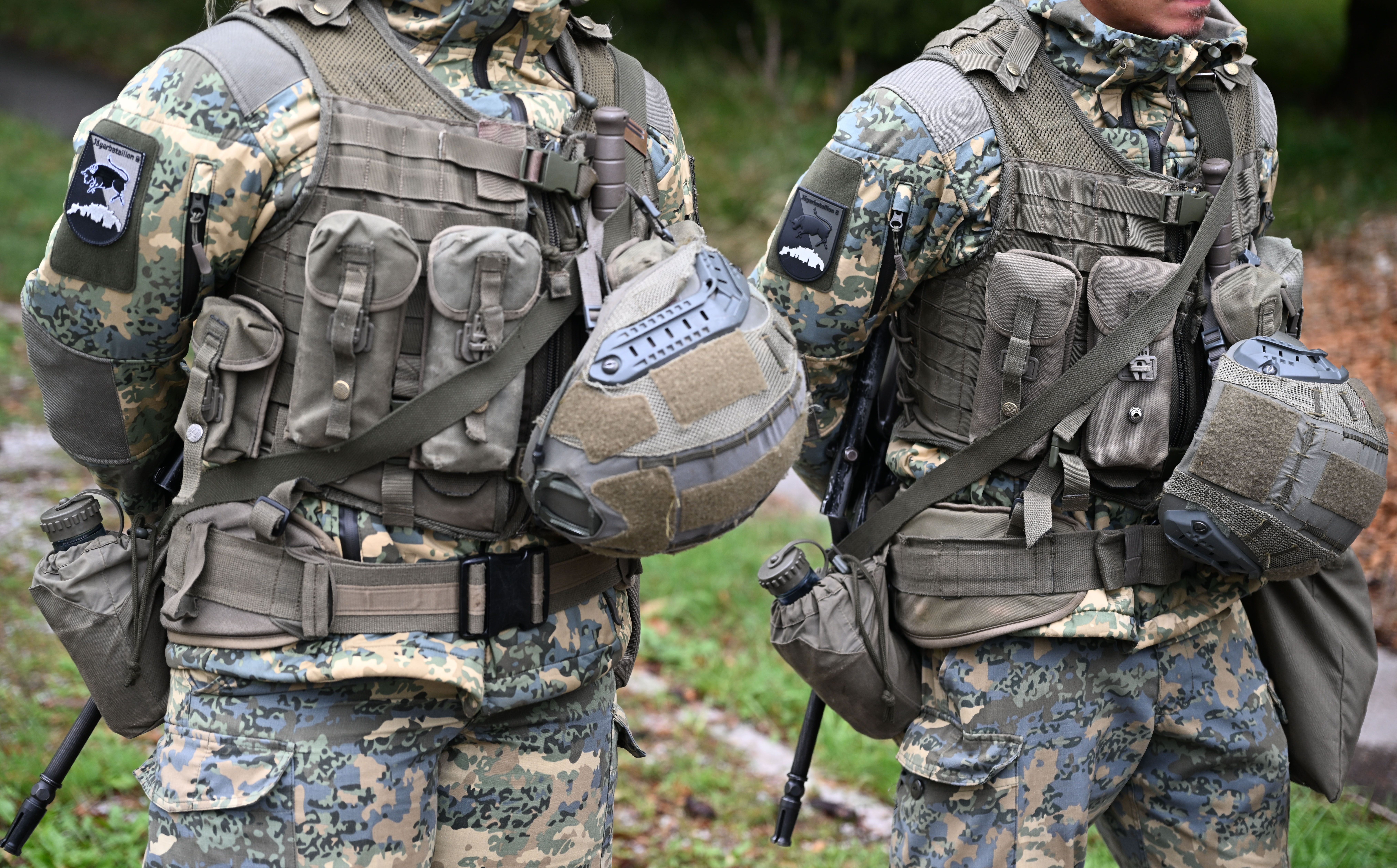Zwei Soldaten in Tarnuniform mit taktischer Ausrüstung und Helmen des Jägerbataillon 8.