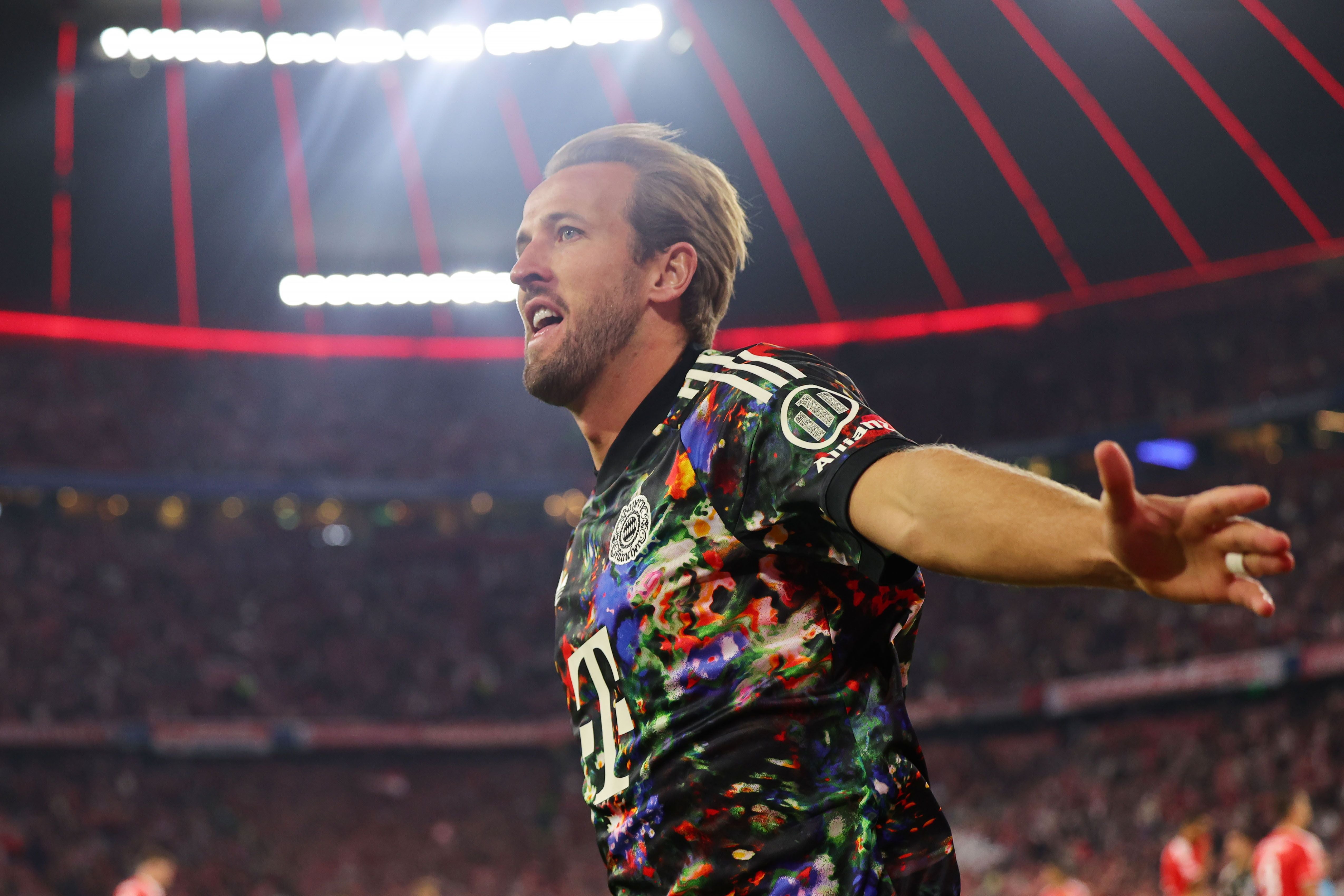 Ein Fußballspieler von Bayern München jubelt nach einem Tor im Stadion.