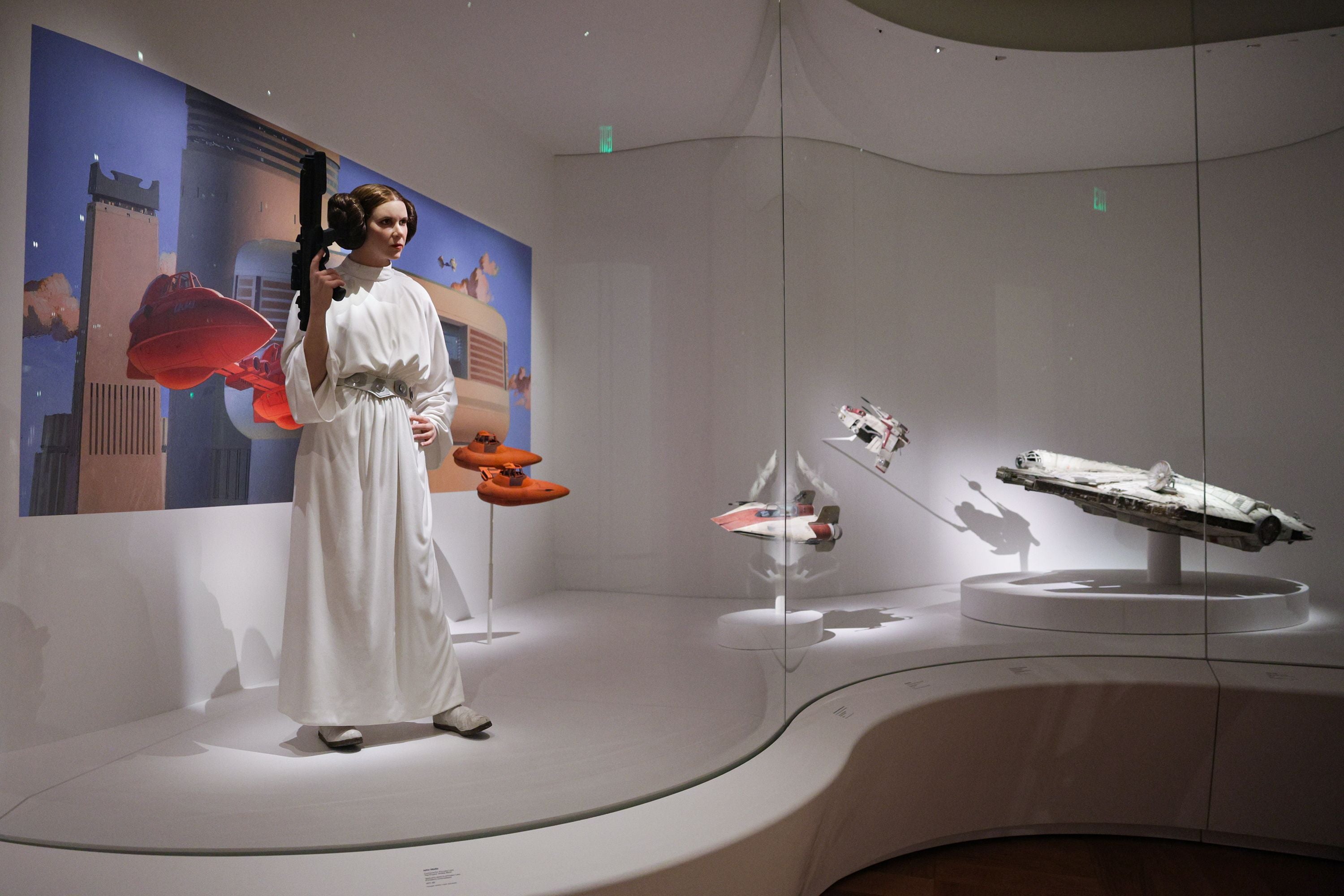 Star Wars-Ausstellung mit Figuren und Raumschiff-Modellen im Lucas Museum in Los Angeles.