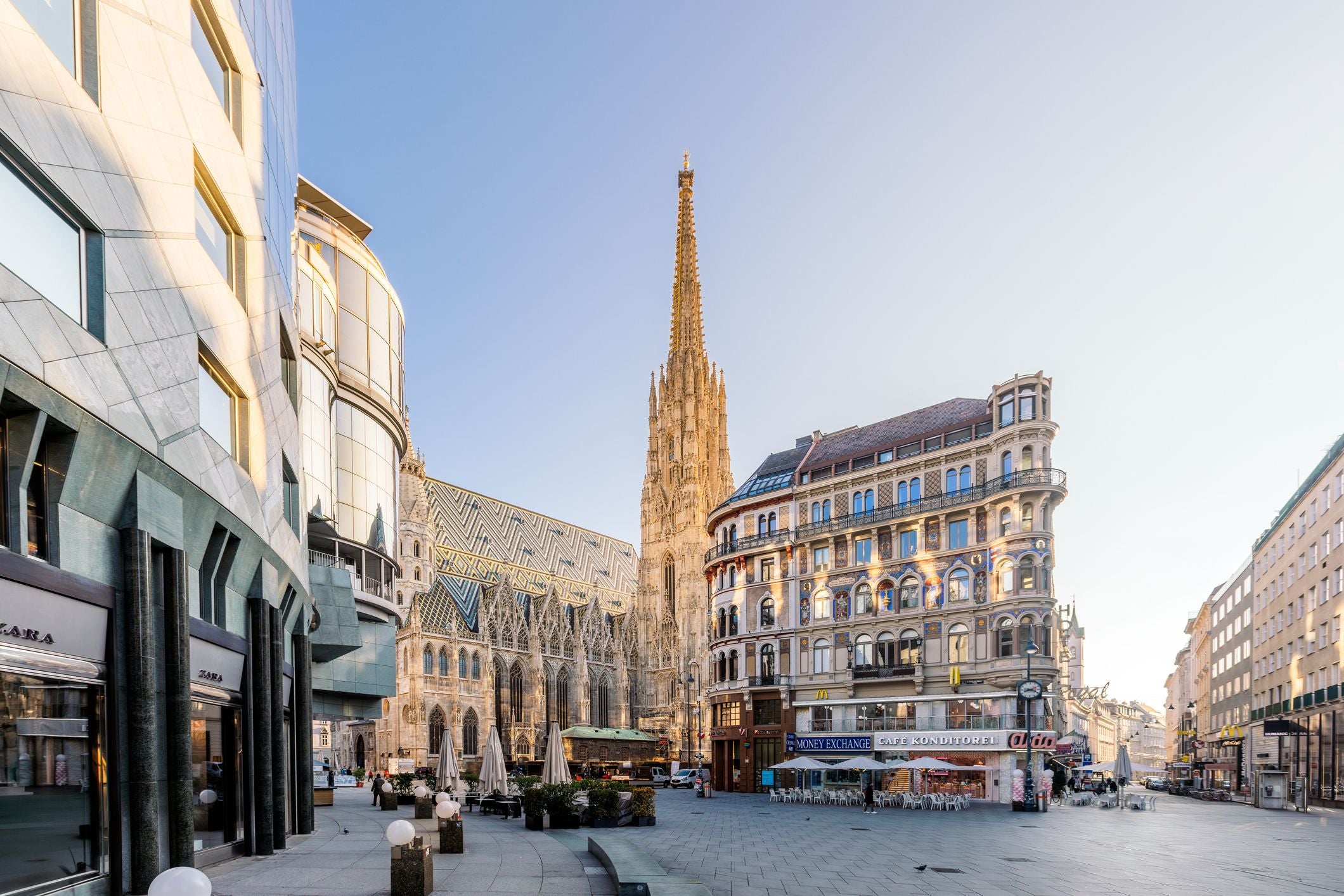 Blick auf den Stephansplatz in Wien mit dem Stephansdom und umliegenden Gebäuden bei Tageslicht.