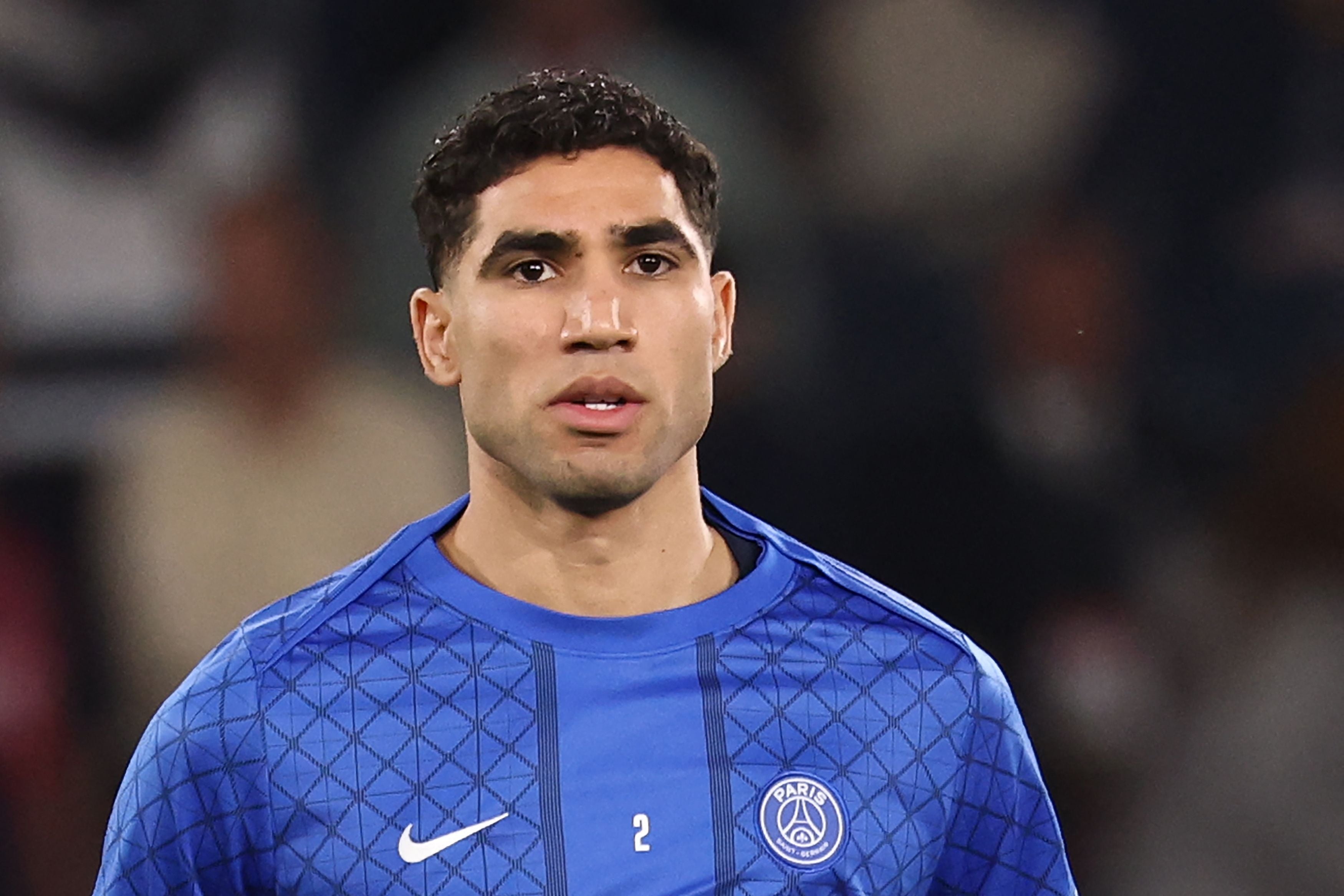 Achraf Hakimi blickt im blauen Trikot mit ernstem Gesichtsausdruck direkt nach vorne.