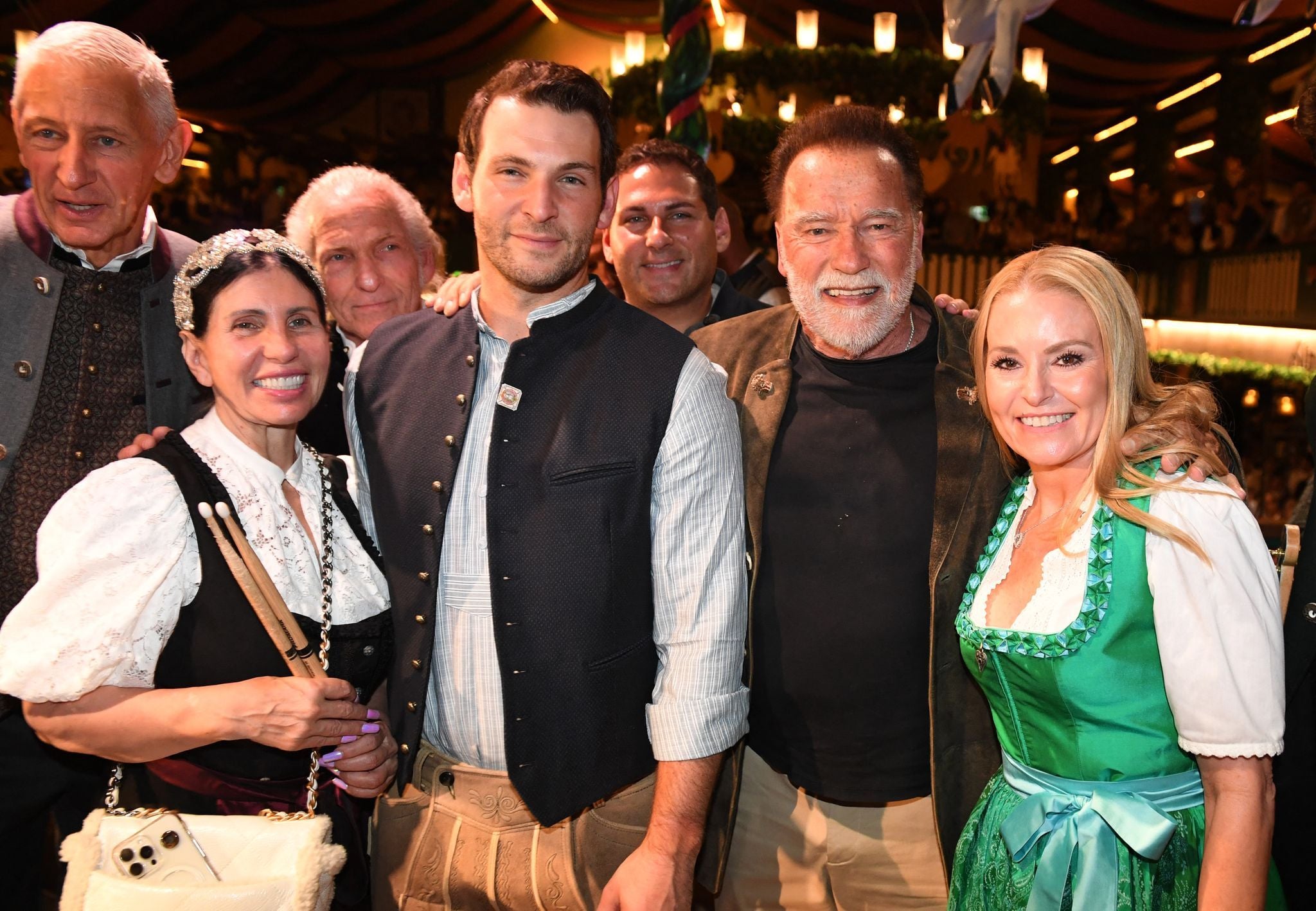 Eine Gruppe feiert in Tracht auf dem Oktoberfest im Marstall-Festzelt in München.