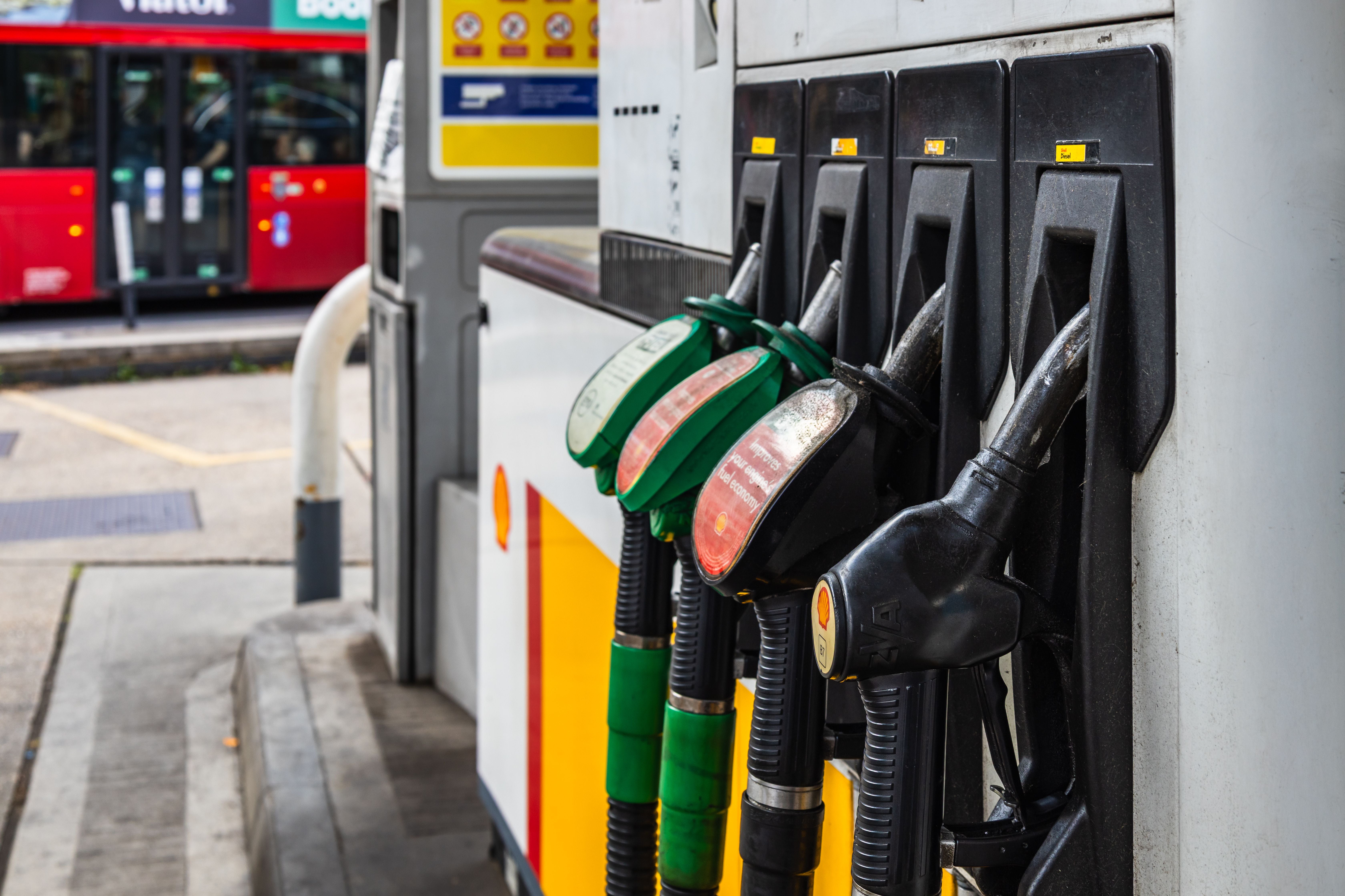 Nahaufnahme von Zapfpistolen an einer Shell-Tankstelle in London, UK.