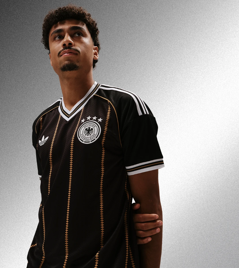 Die DFB-Elf wird am Donnerstag gegen Holland im allerletzten Adidas-Trikot auflaufen.