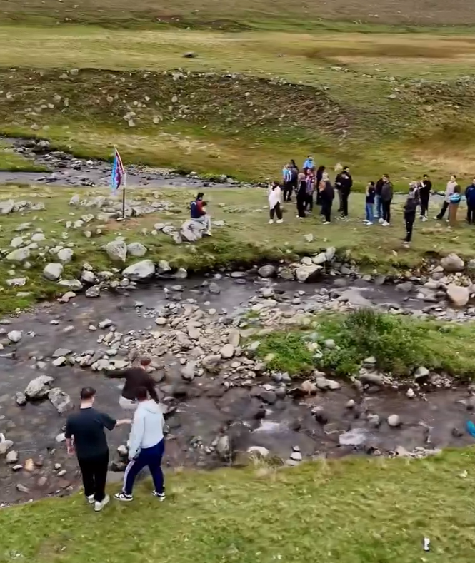 Ein Stein wird zum Ziel von tausenden Touristen
