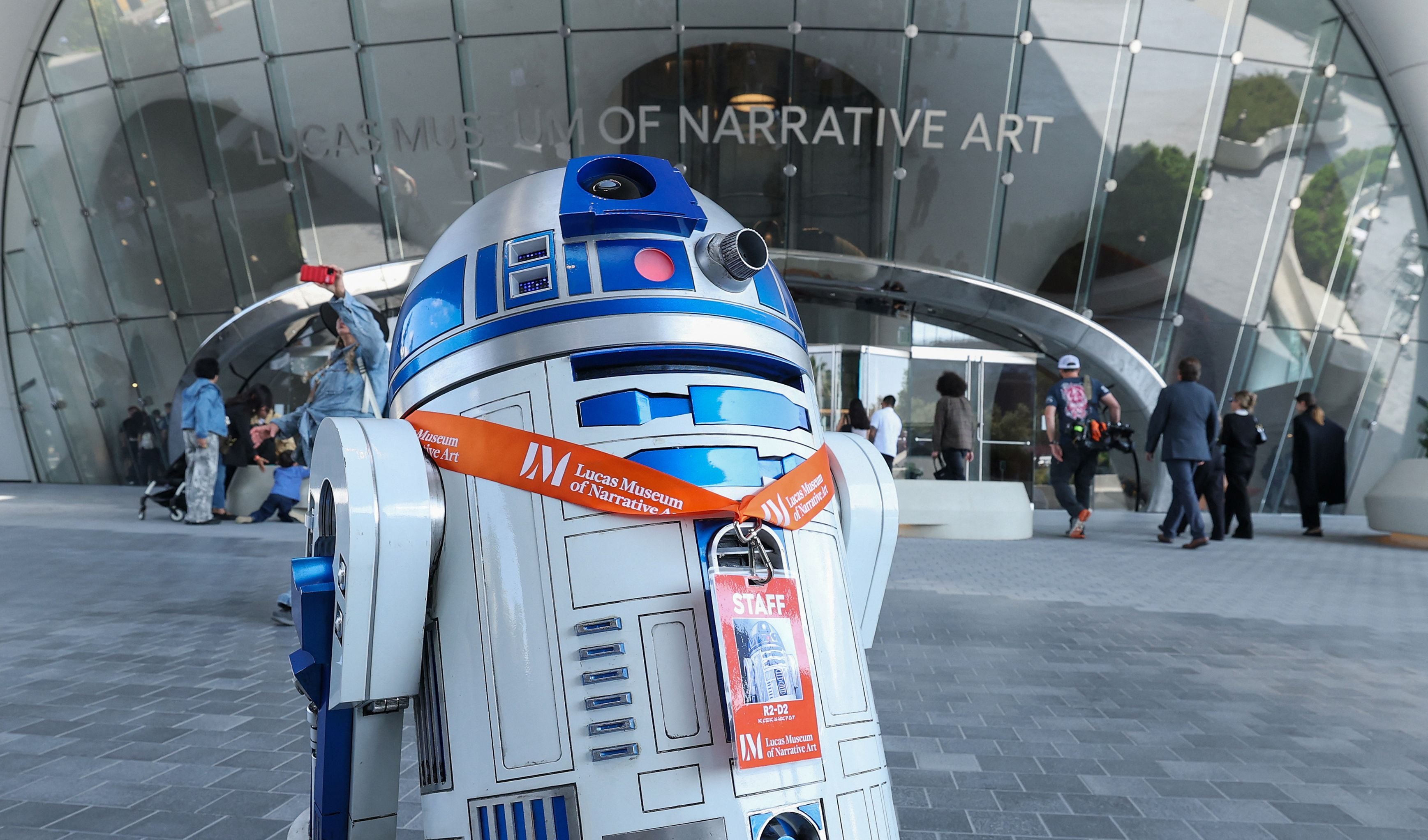 R2-D2 mit Mitarbeiter-Ausweis begrüßt Besucher vor dem Lucas Museum of Narrative Art in Los Angeles.