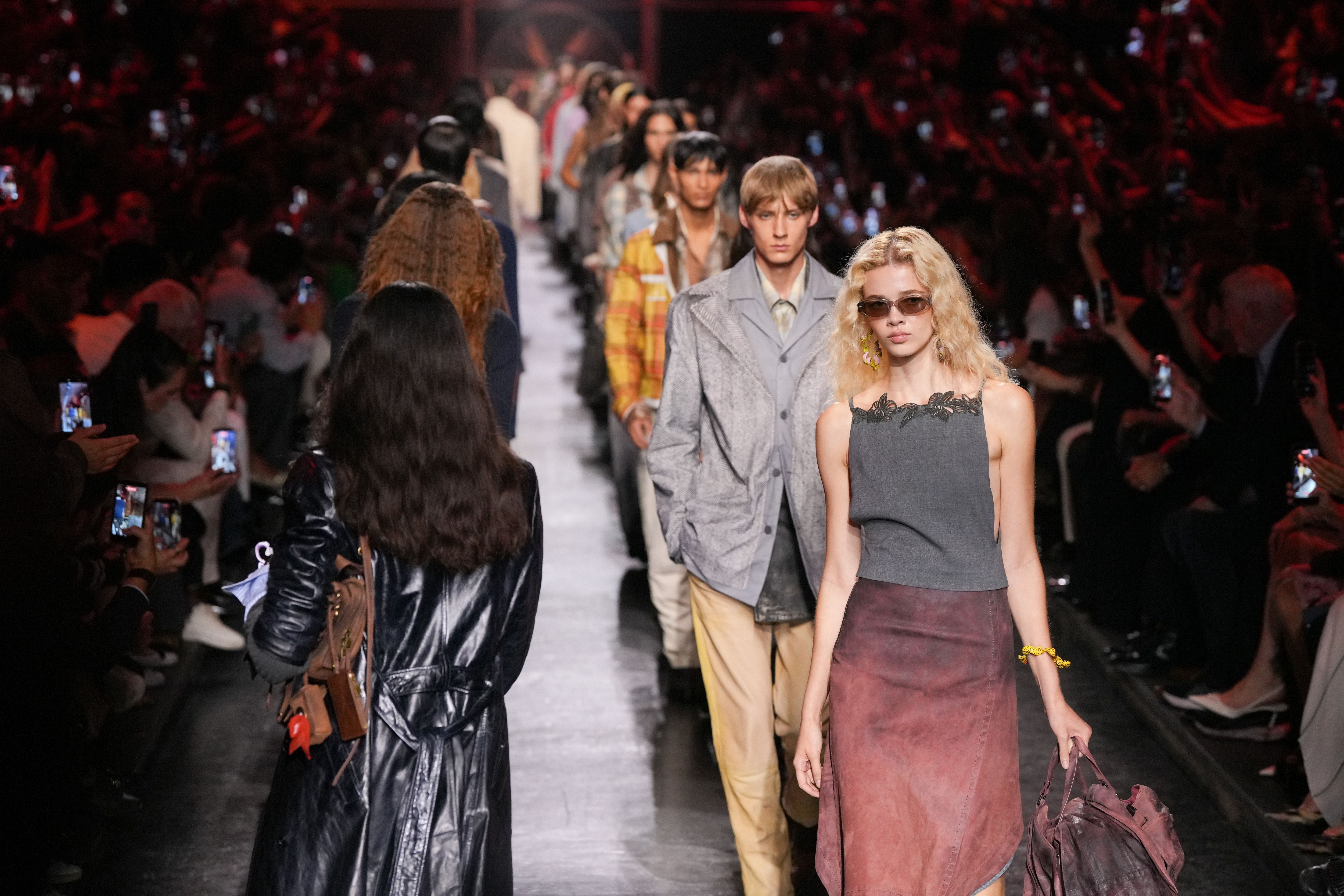 Models laufen bei einer Modenschau während der Mailänder Fashion Week über den Laufsteg.