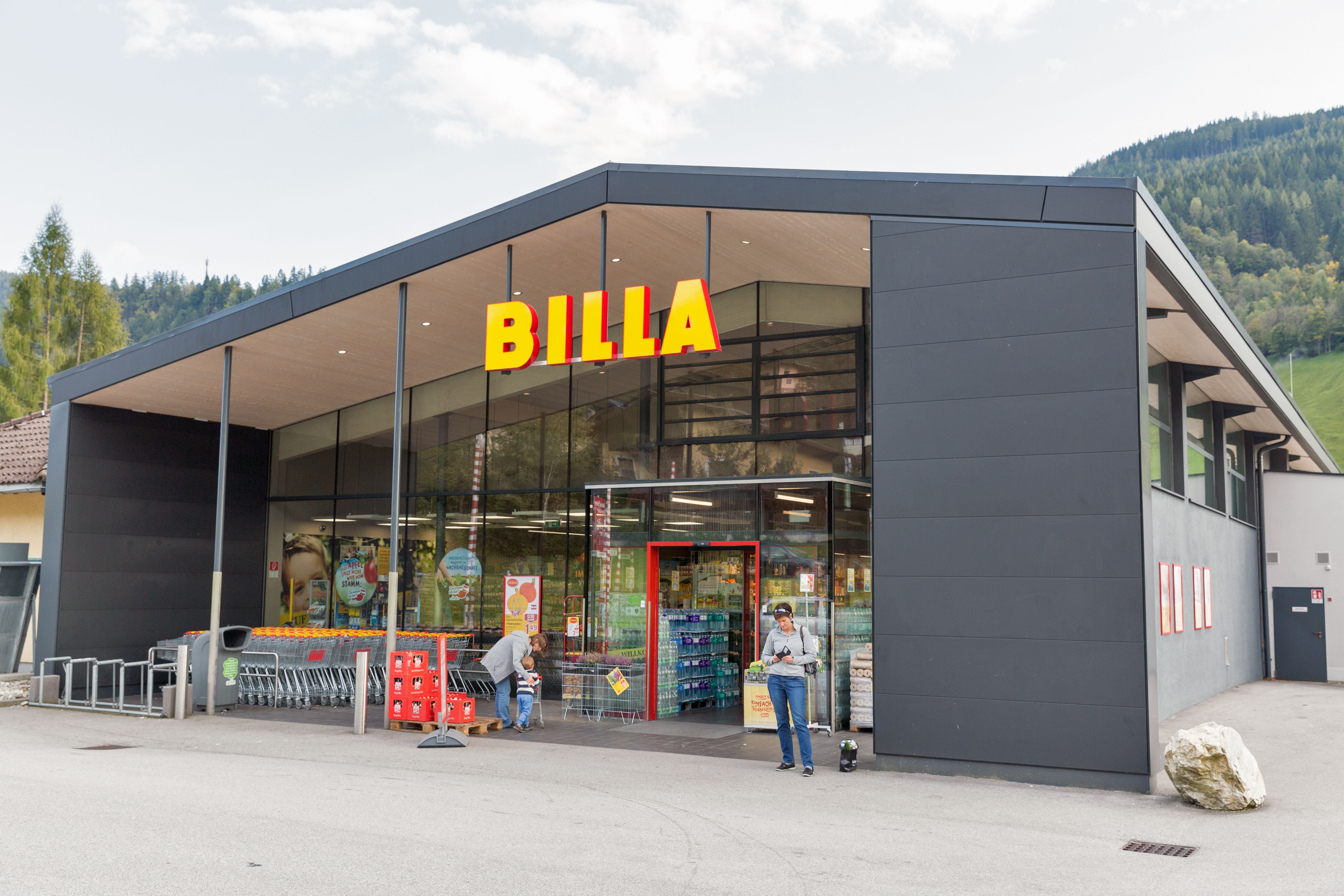 Eingang eines Billa-Supermarkts mit Kunden davor in Haus, Steiermark, Österreich.