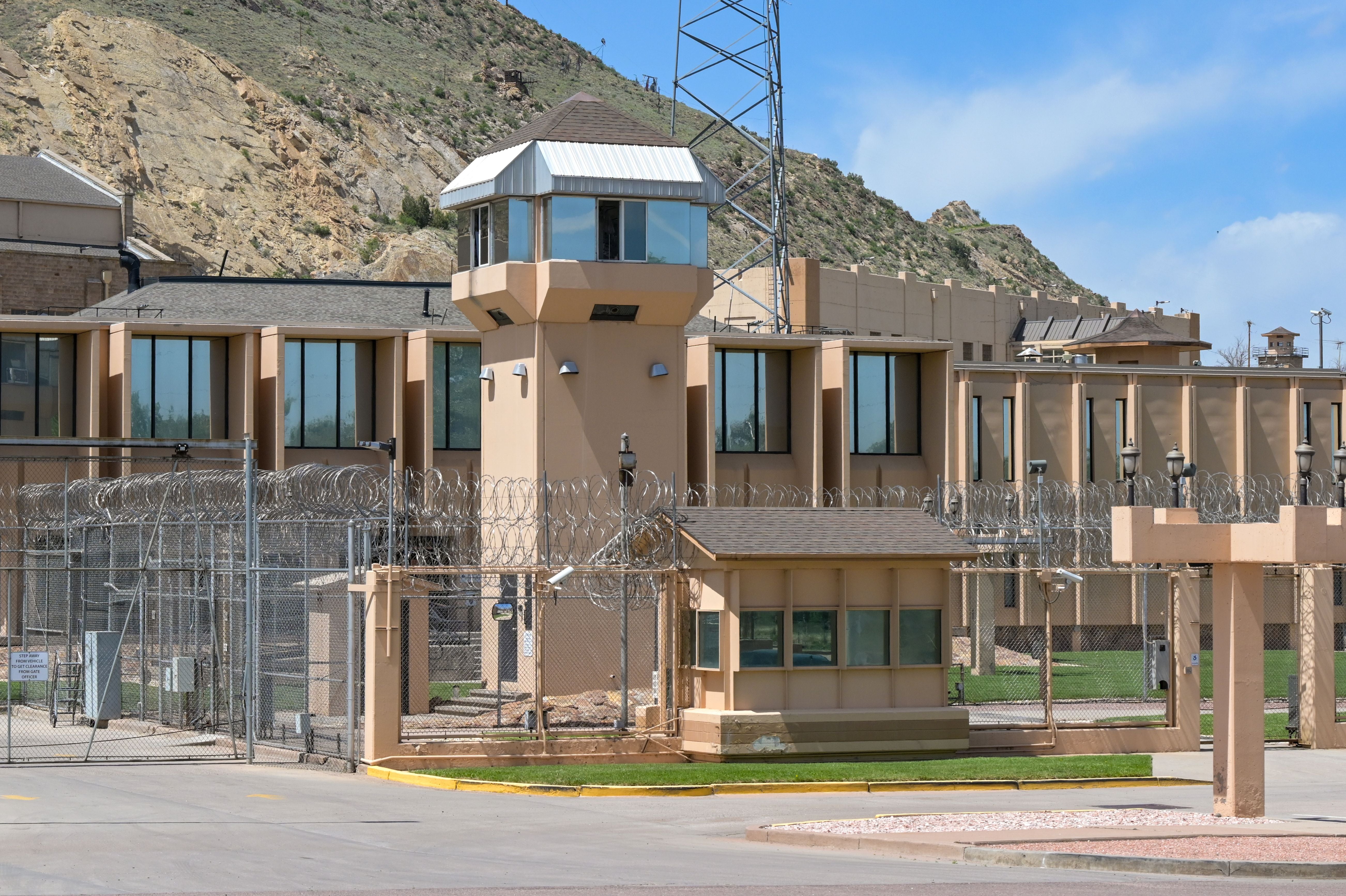 Wachtturm und Stacheldraht der Colorado Territorial Correctional Facility in Canon City, Colorado.