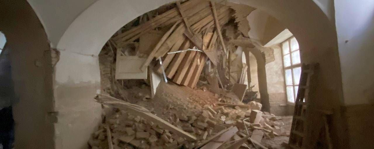 Das Haus stürzte bei Bauarbeiten Im Innenbereich ein. Polizei ermittelt.