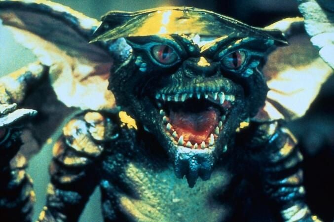 Nahaufnahme eines furchteinflößenden Gremlins mit geöffnetem Maul und großen Ohren.