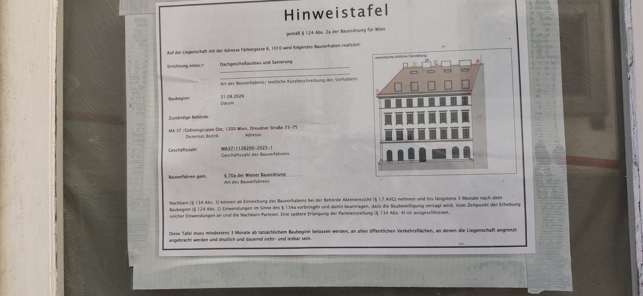 Hinweistafel zu Dachgeschossausbau und Sanierung, mit Zeichnung eines Gebäudes und Textdetails.
