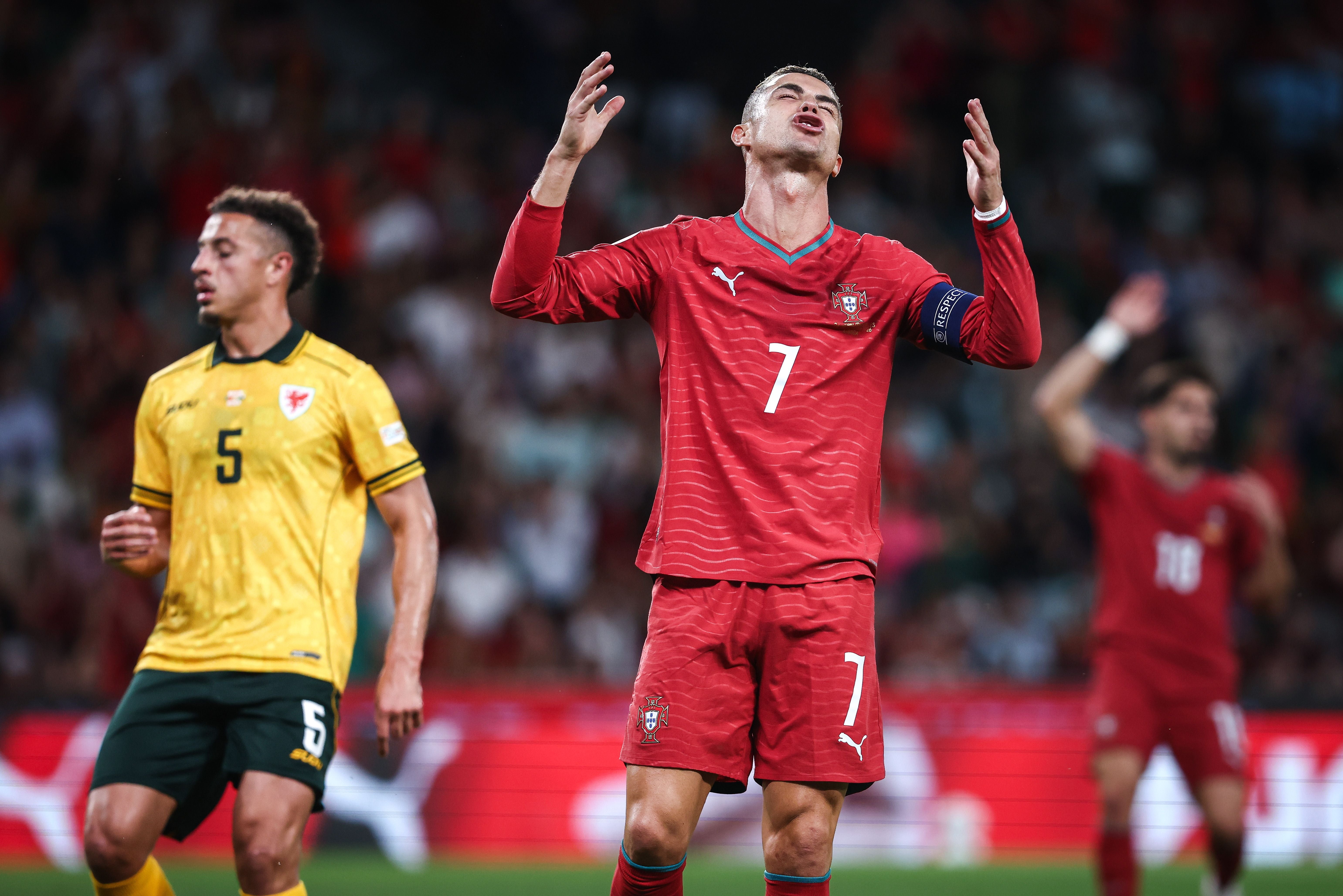 Cristiano Ronaldo verwirft im roten Portugal-Trikot enttäuscht den Blick nach oben und hebt fragend beide Hände.