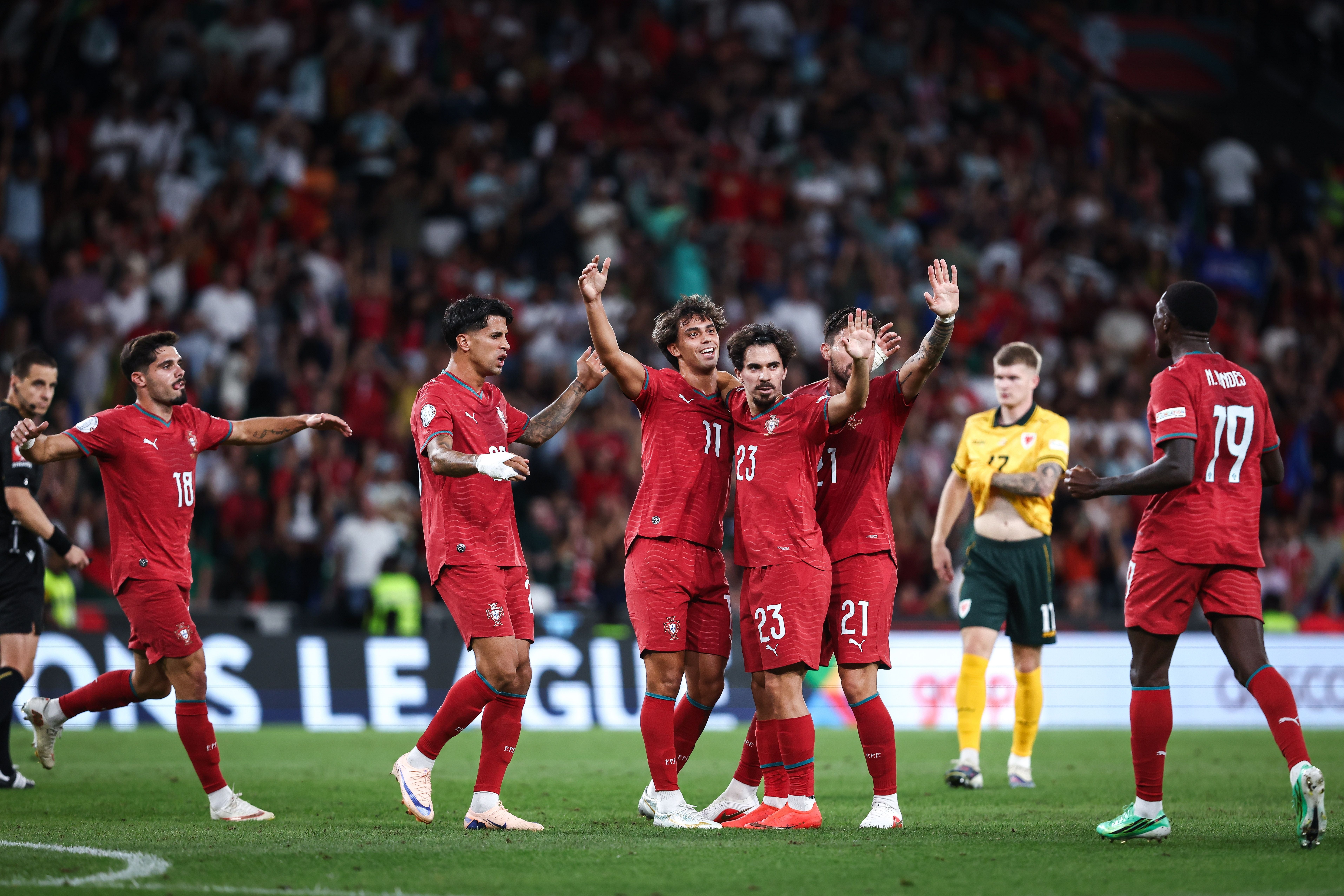 Portugiesische Fußballspieler jubeln nach einem Tor bei einem Nations-League-Spiel in Lissabon.