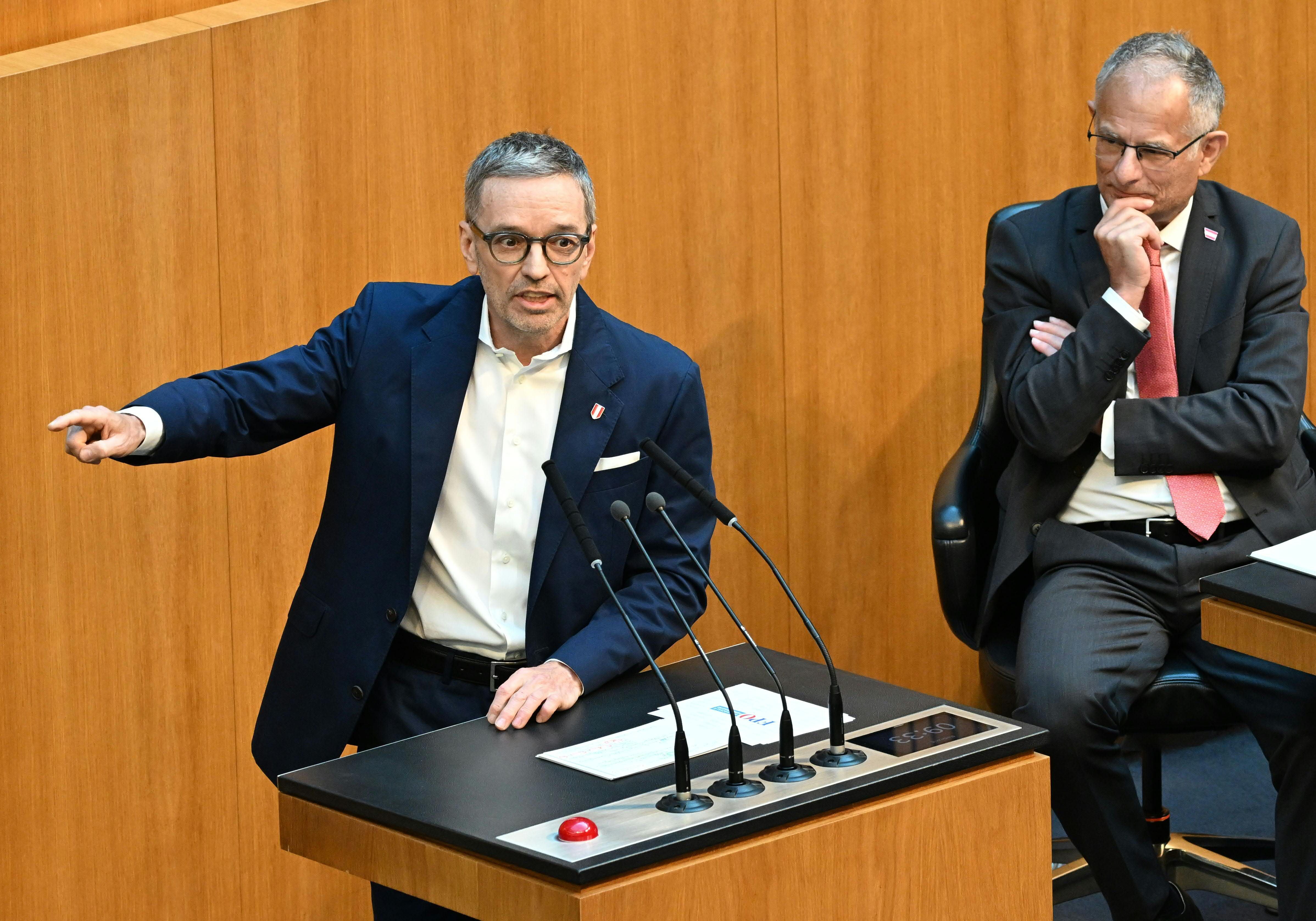 FPÖ-Parteichef Herbert Kickl und Finanzminister Markus Marterbauer (SPÖ) im Parlament in Wien.