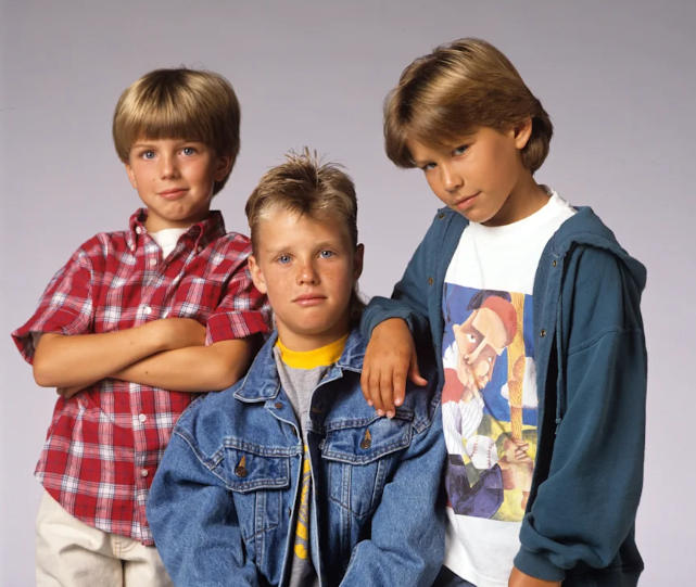 Drei Jungen aus der Serie "Hör mal, wer da hämmert" posieren zusammen für ein Foto.