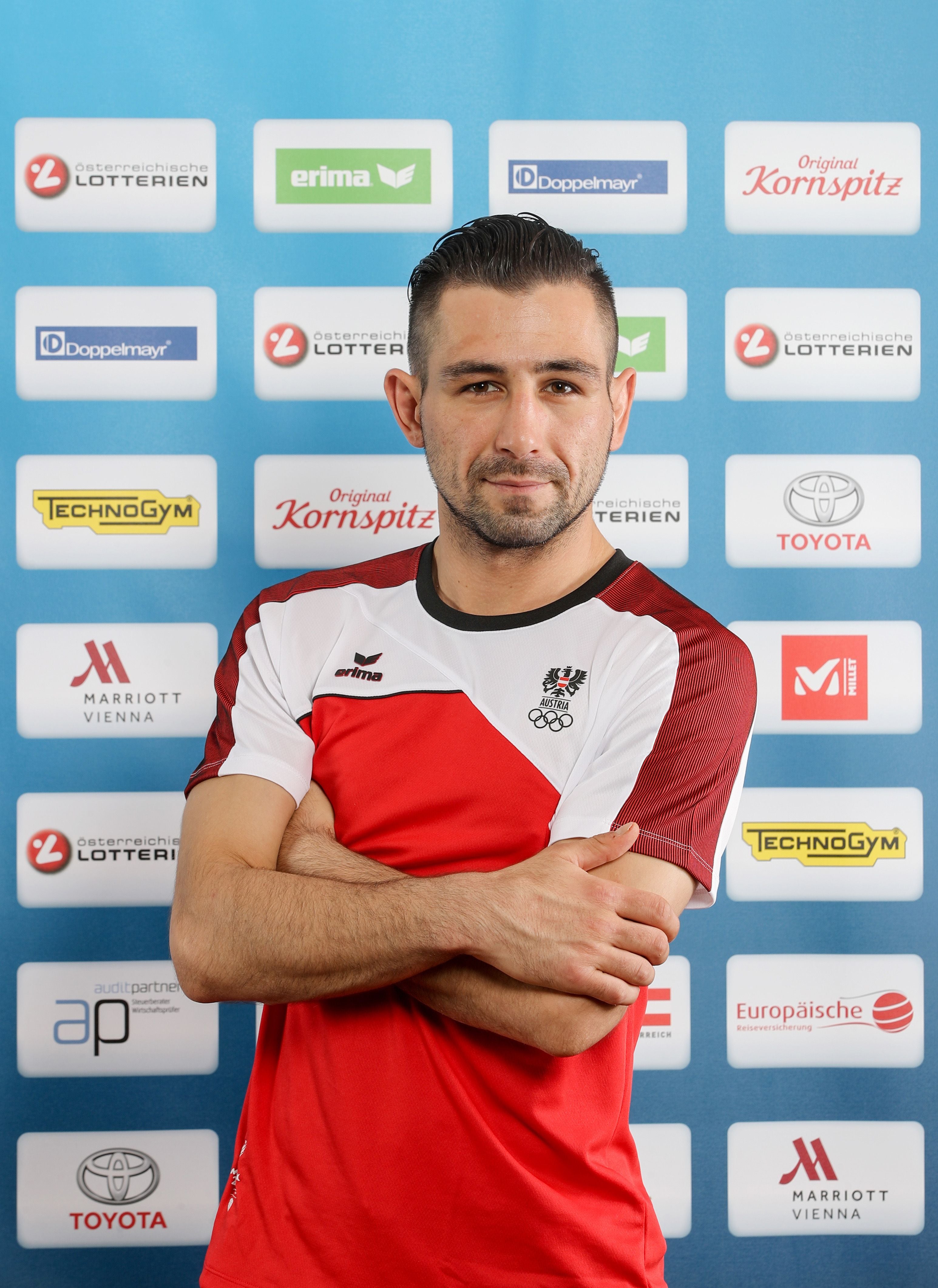Ahmed Hagag blickt bei einem offiziellen Fototermin lächelnd in die Kamera.