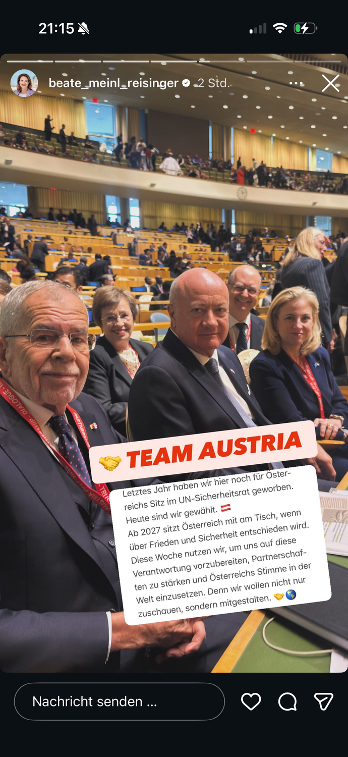 Österreichische Delegation sitzt in einem großen Konferenzsaal der Vereinten Nationen in New York.