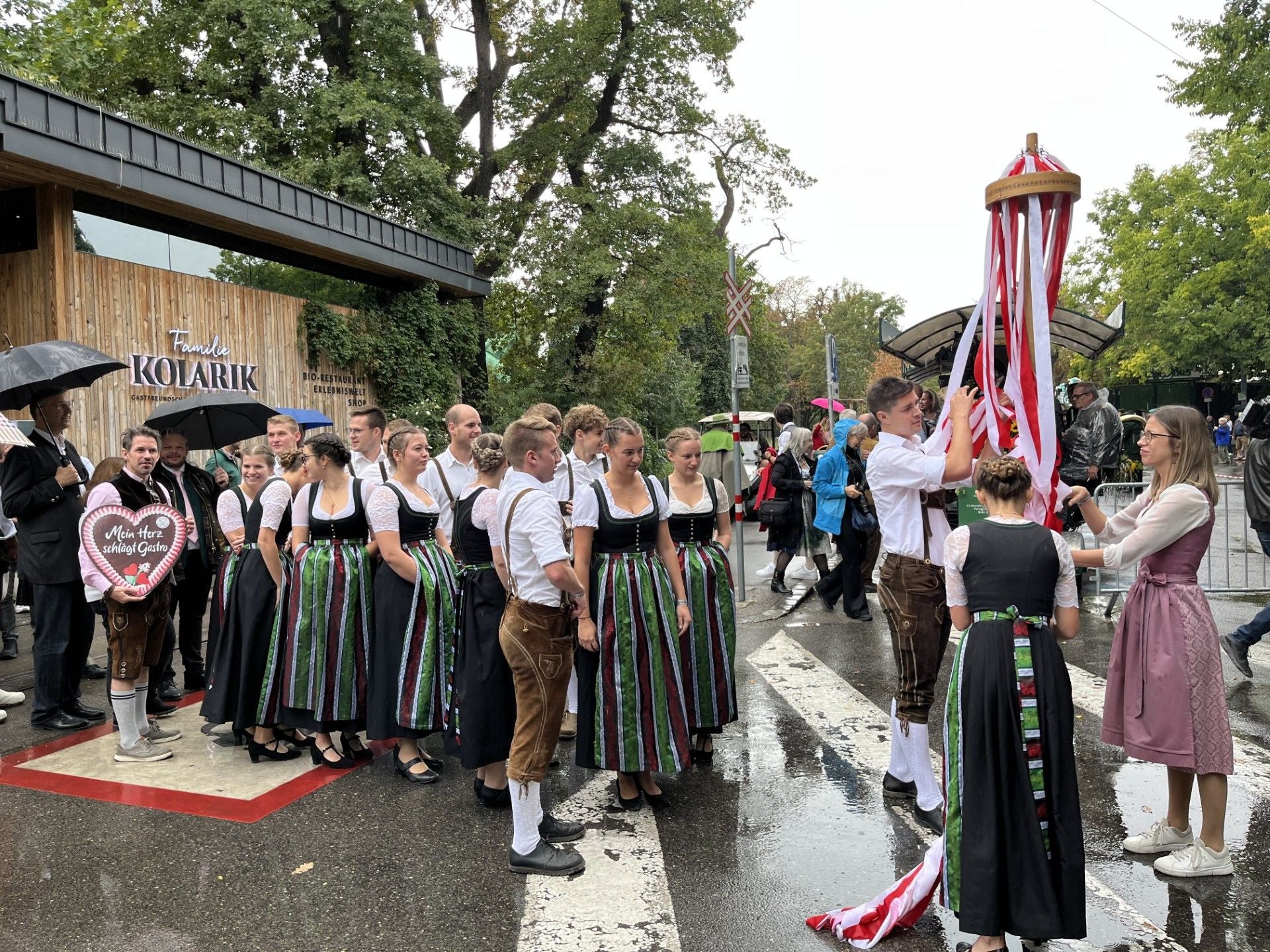 Gruppe in Tracht bereitet sich vor der Luftburg Kolarik auf die Wiener Kaiser Wiesn vor.