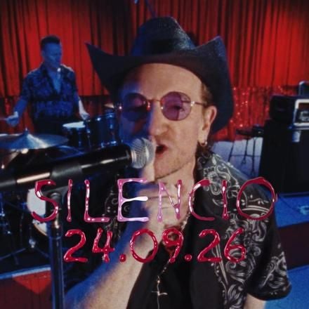 Sänger mit Sonnenbrille und Cowboyhut singt auf Bühne, Schriftzug "SILENCIO 24.09.26" im Vordergrund.
