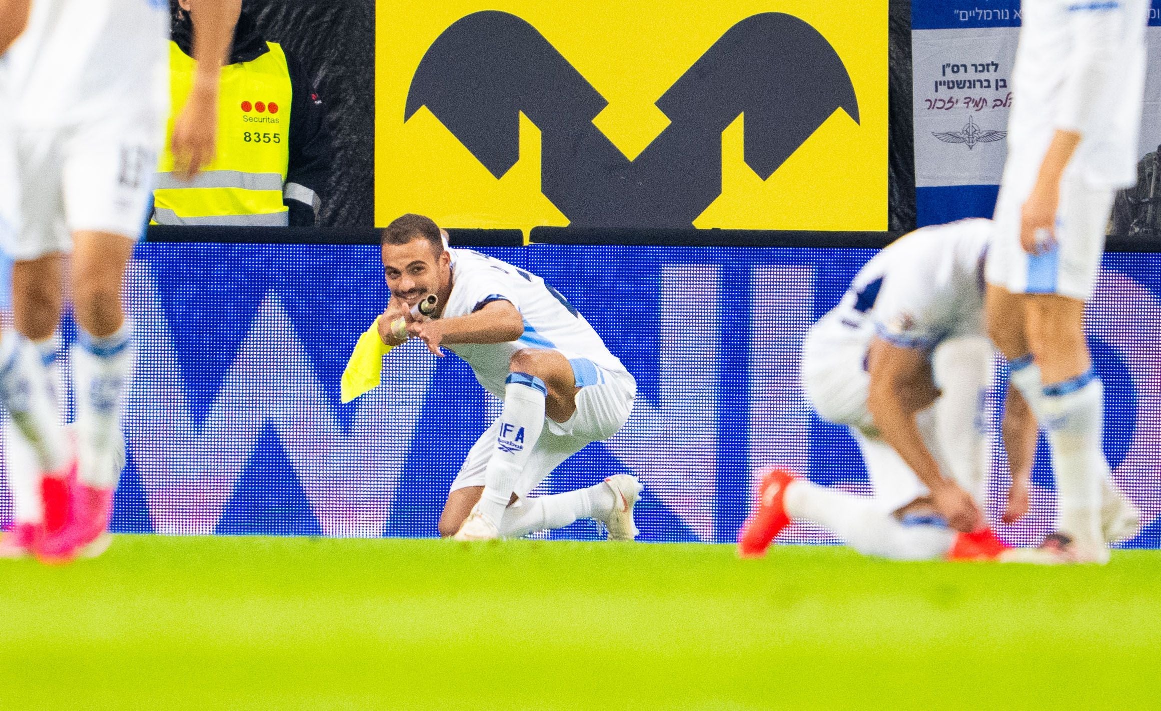 Ein israelischer Fußballspieler jubelt nach einem Tor im Nations-League-Spiel gegen Österreich.