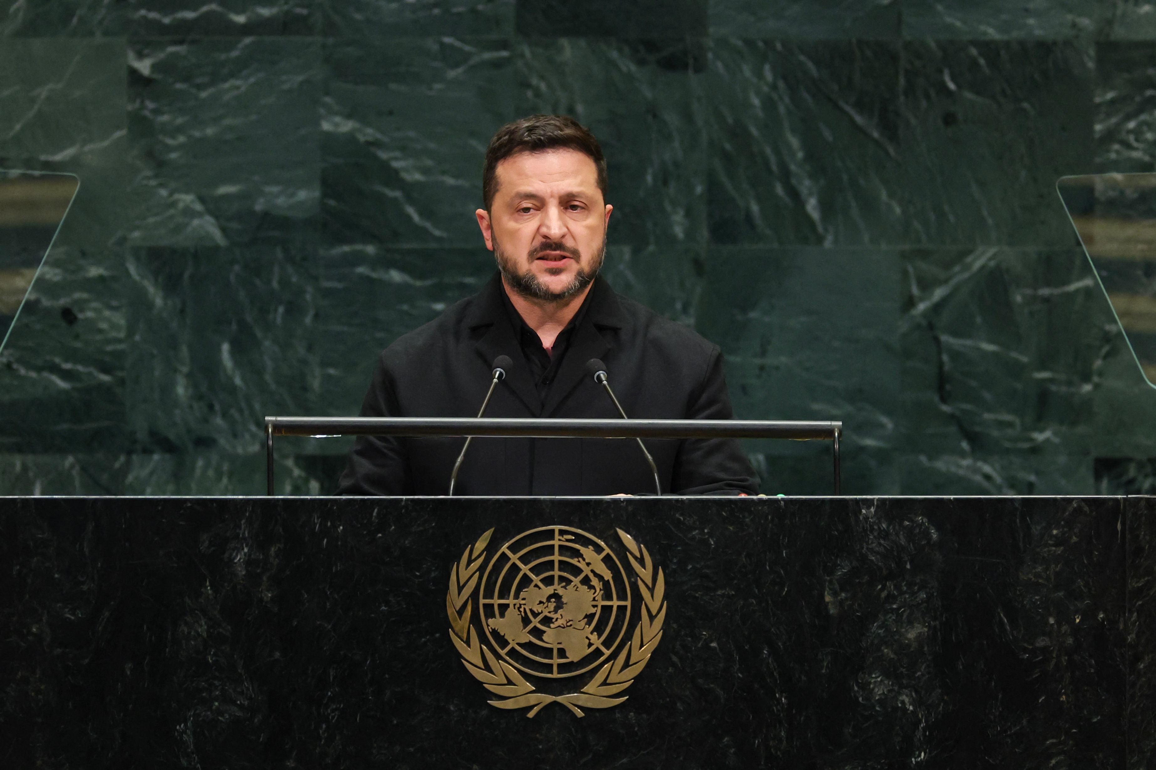 Ein Mann spricht am Rednerpult der Vereinten Nationen bei einer Generalversammlung.