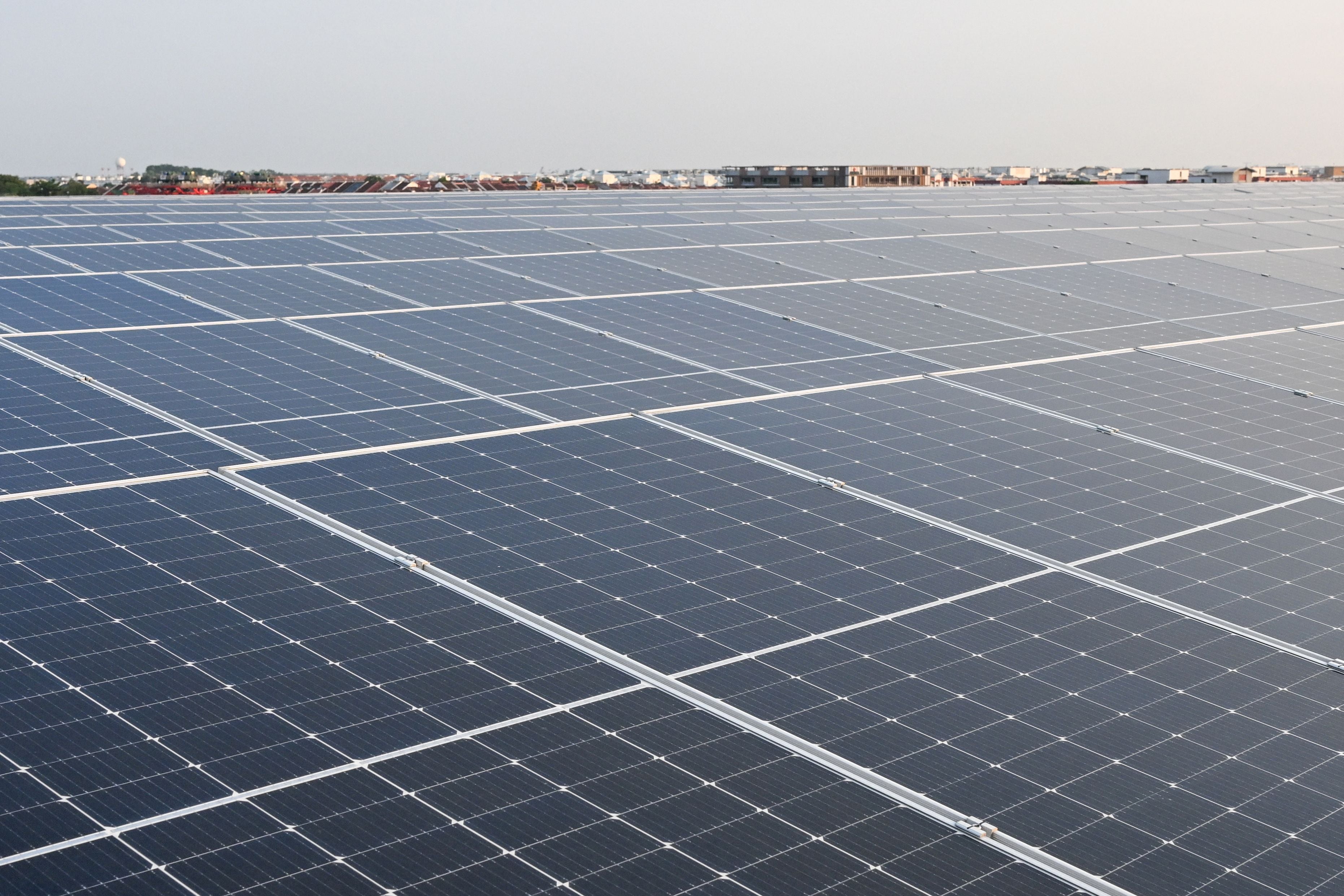 Viele Solarpanels bedecken das Dach eines Rechenzentrums in Singapur.