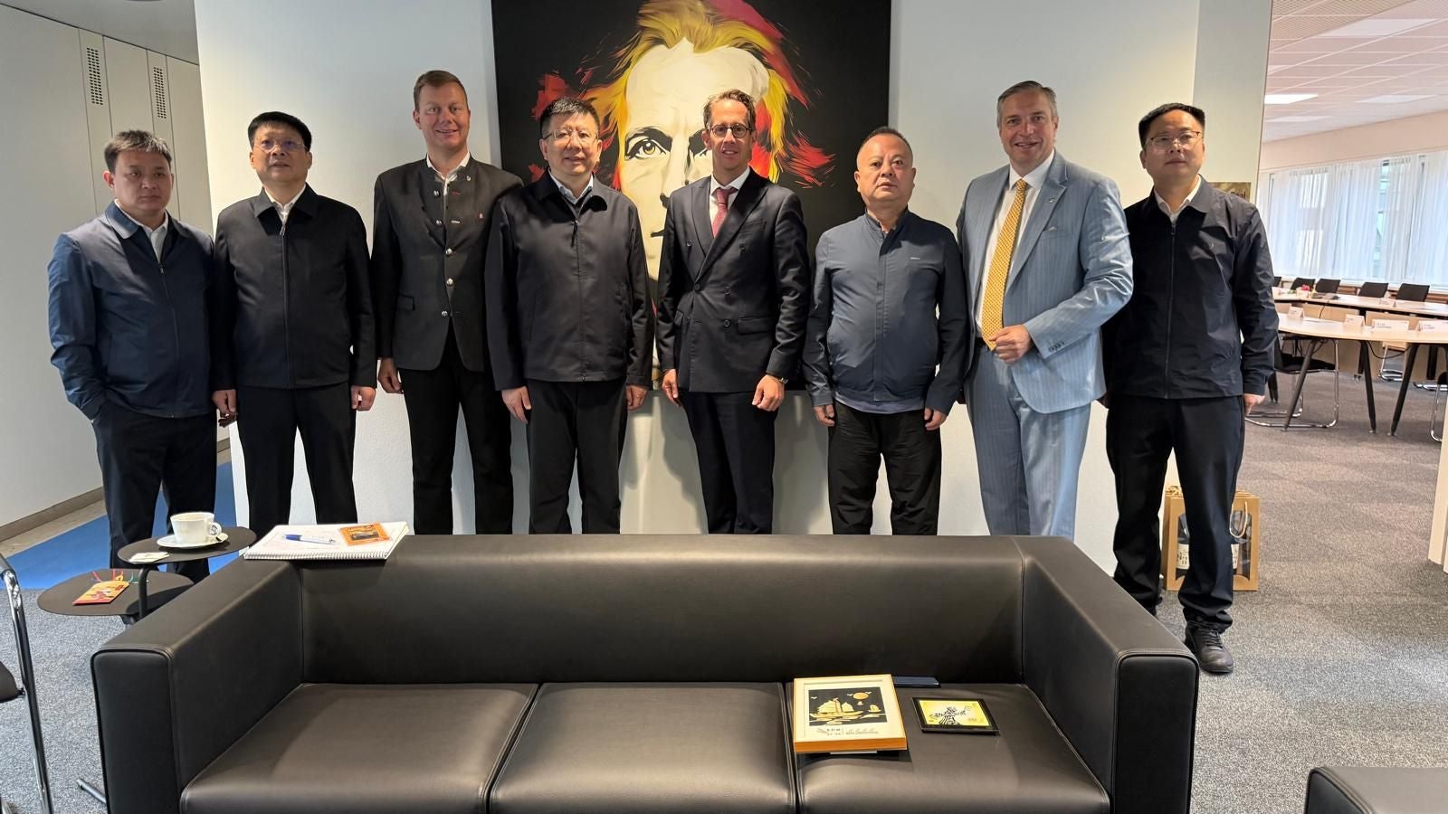 Major Wang Xi, Secretary Dang Feng, LAbg. Alexander Schnabel, Director Ding Mingbo, KO Reinhard Teufel, County Magistrate Sha Weiwei, LAbg. Hubert Keyl, Director Pang Junbo (2); Major Wang Xi mit Schnabel, Teufel und Keyl im Austausch; Credits: FPÖ Niederösterreich.