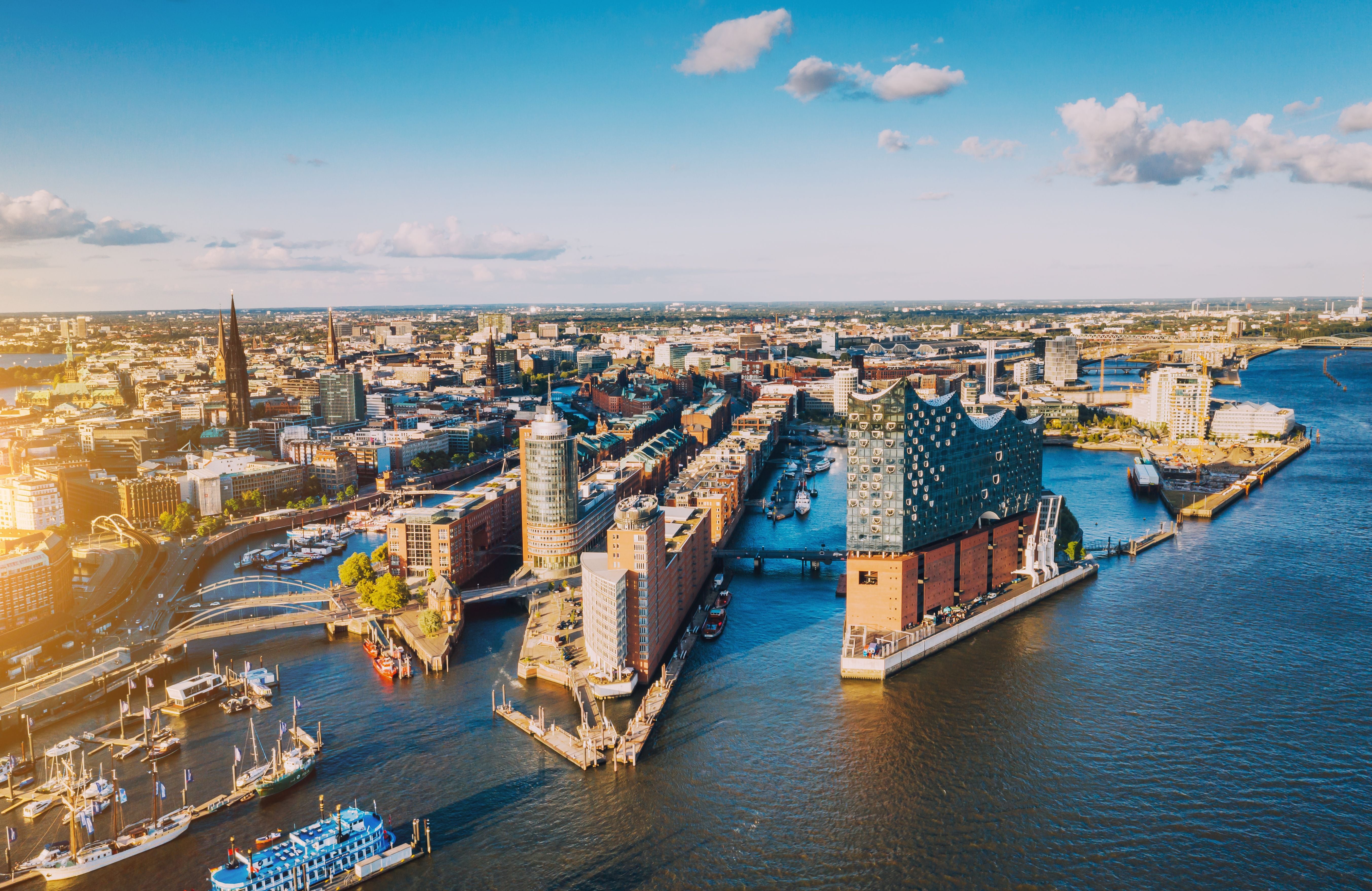 Luftaufnahme der Hamburger HafenCity mit Elbphilharmonie und Wasserblick.