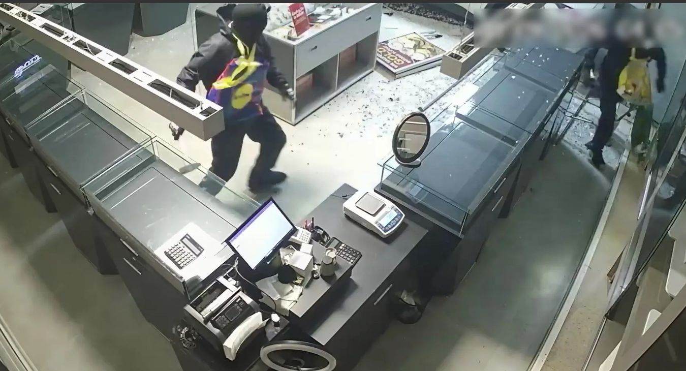 Überwachungskamera zeigt maskierte Einbrecher bei einem Raub in einem Juweliergeschäft.