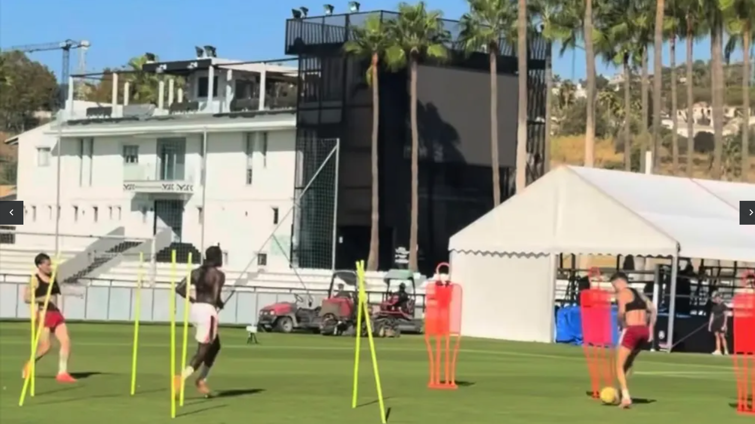 Fußballspieler trainieren mit Hütchen und Dummys auf einem sonnigen Trainingsplatz in Marbella.