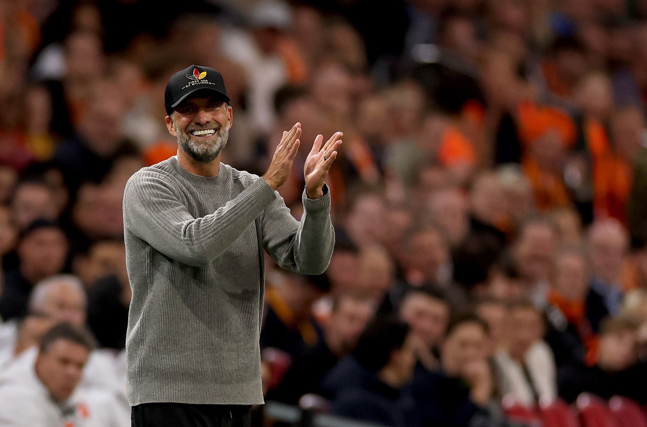 Schick in Strick: Jürgen Klopp punktet bei Debüt zumindest modisch.